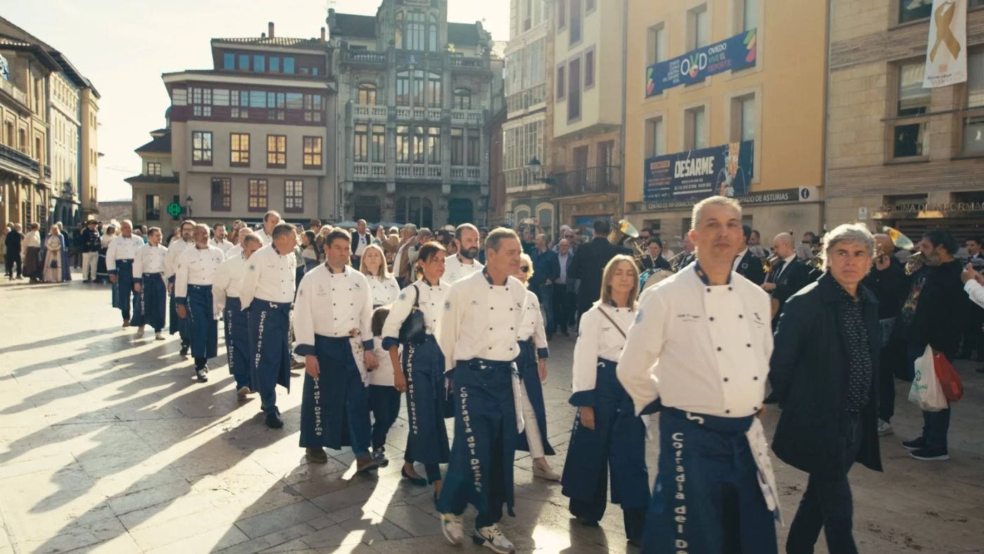 Cocineros participan en una fila de la Fiesta del Desarme en Oviedo.