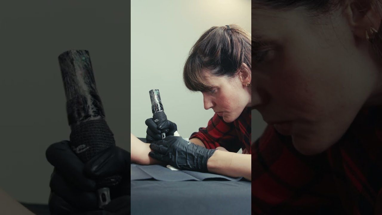 Persona con guantes negros trabajando con una máquina de tatuar, en tres planos seguidos.