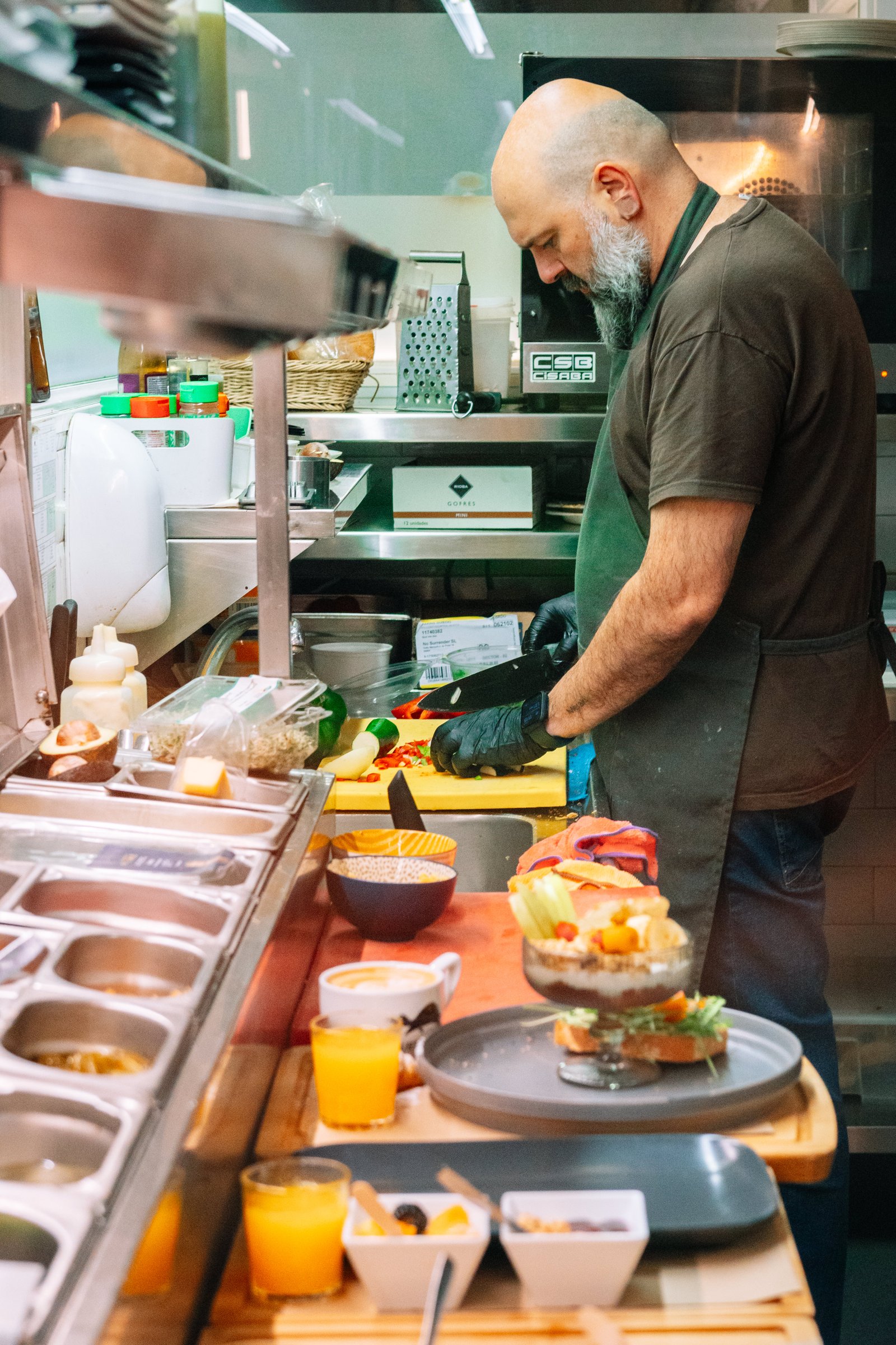 Preparación de platos en la cocina