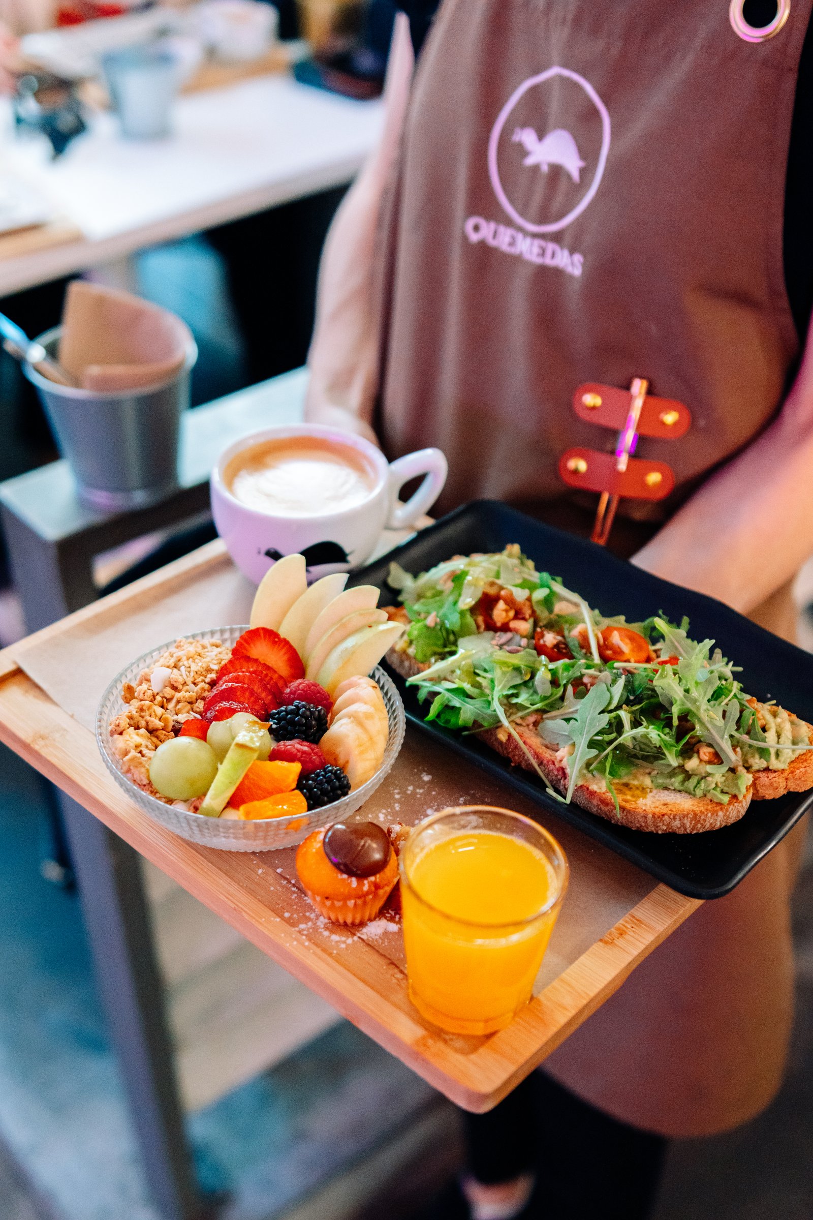 Desayuno y café servidos en una bandeja