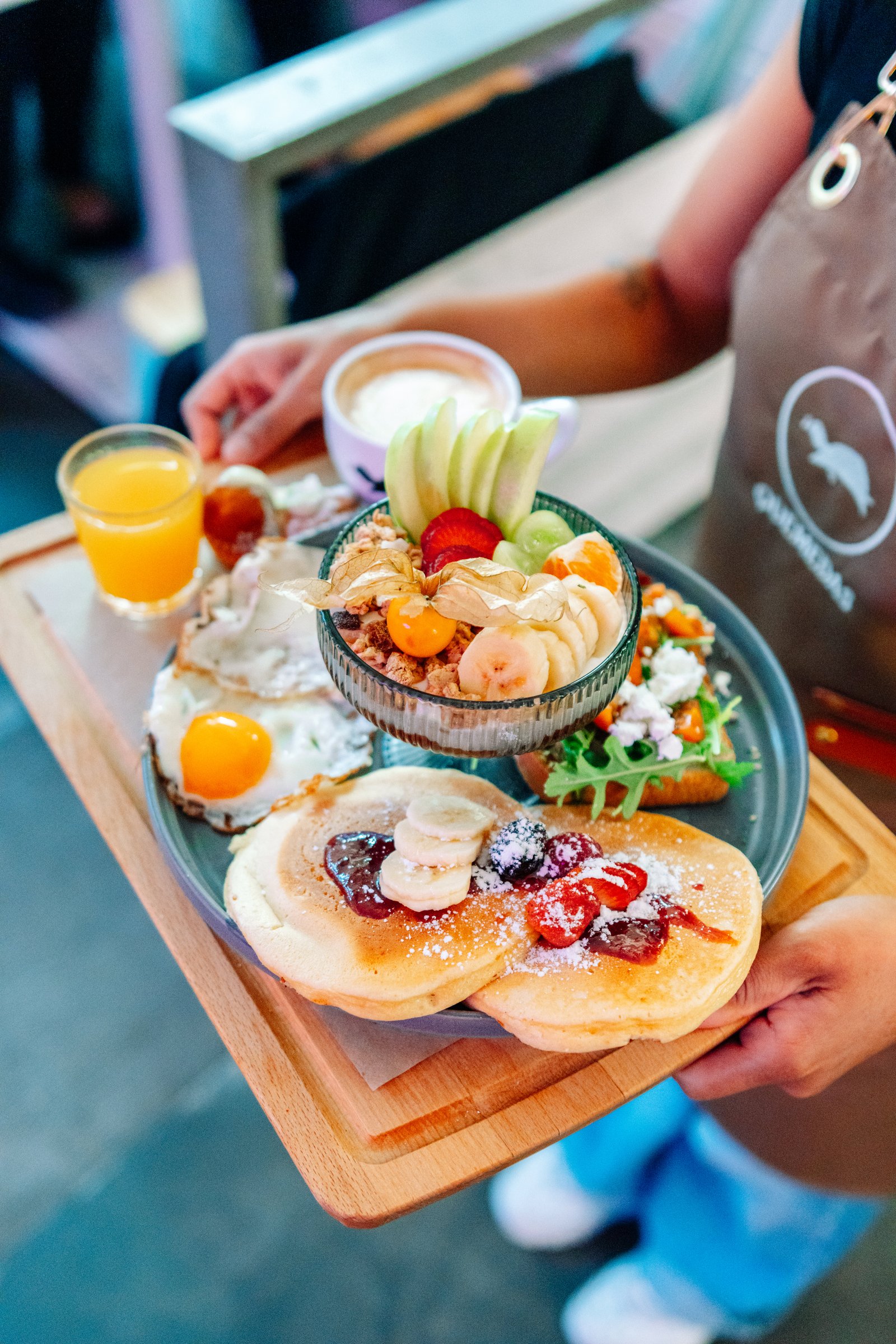 Bandeja de brunch con fruta y platos variados