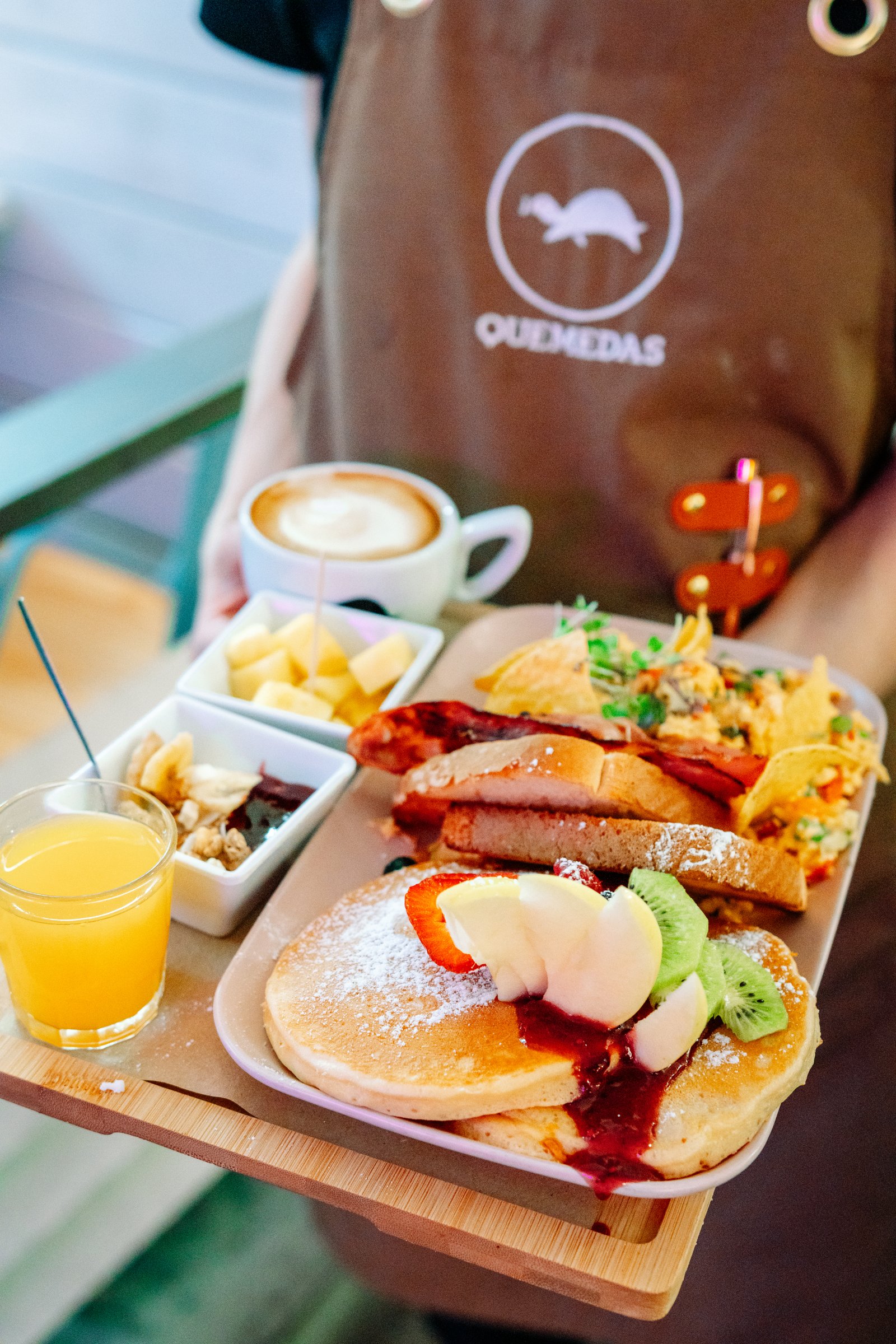 Desayuno servido con café y zumo