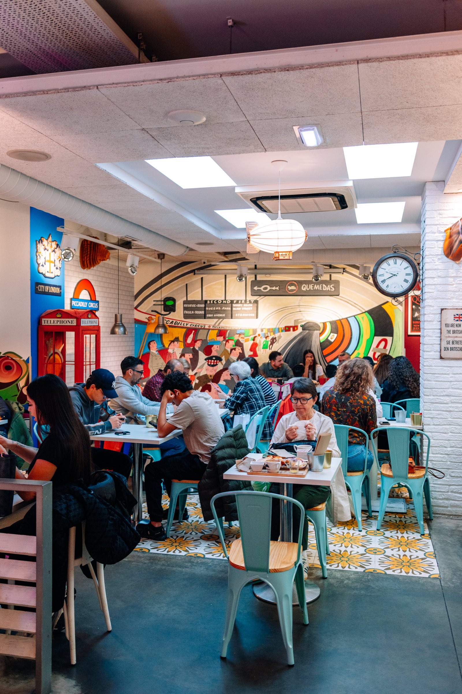Comedor lleno durante el servicio