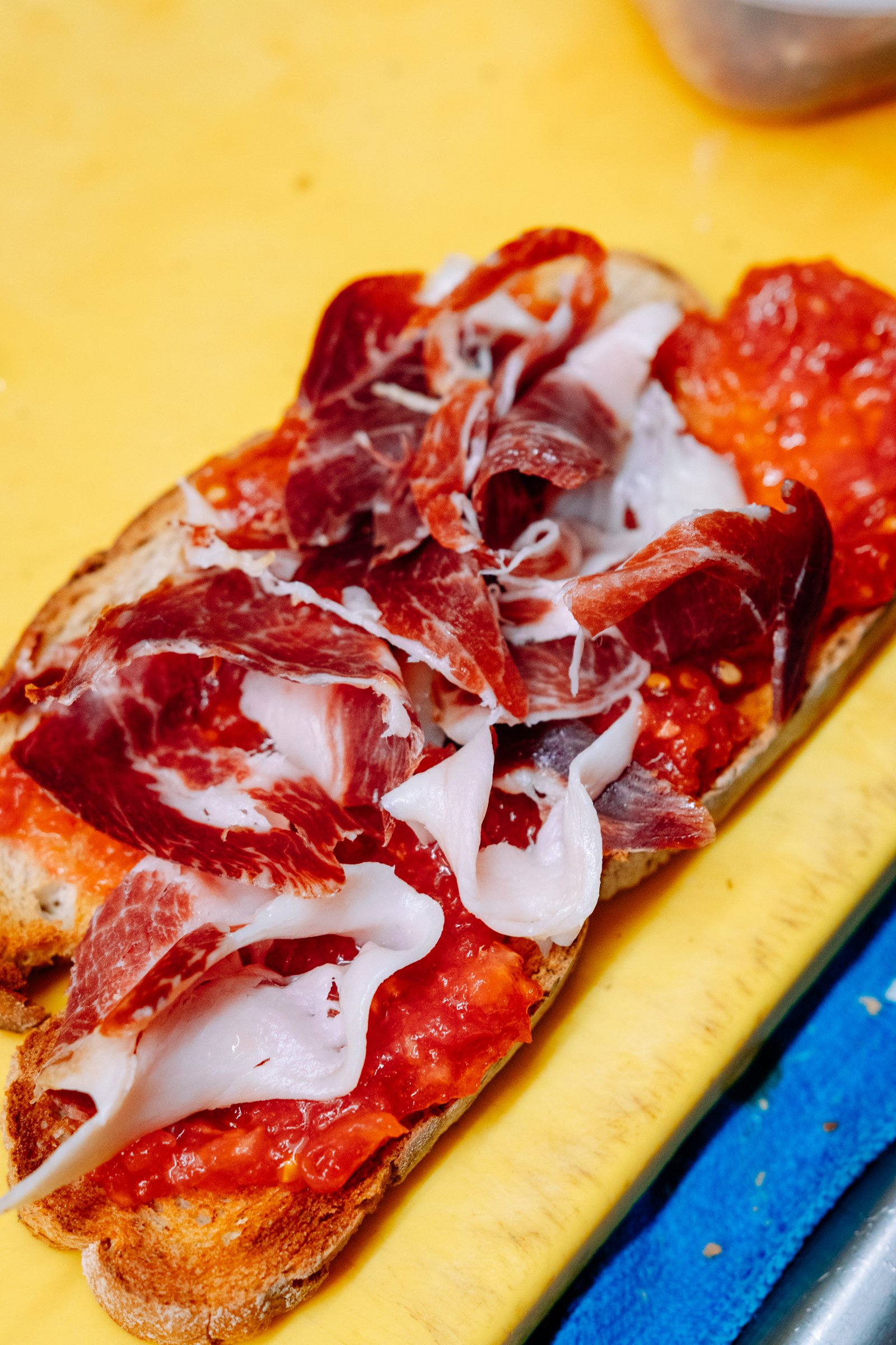 Tostada con jamón y tomate