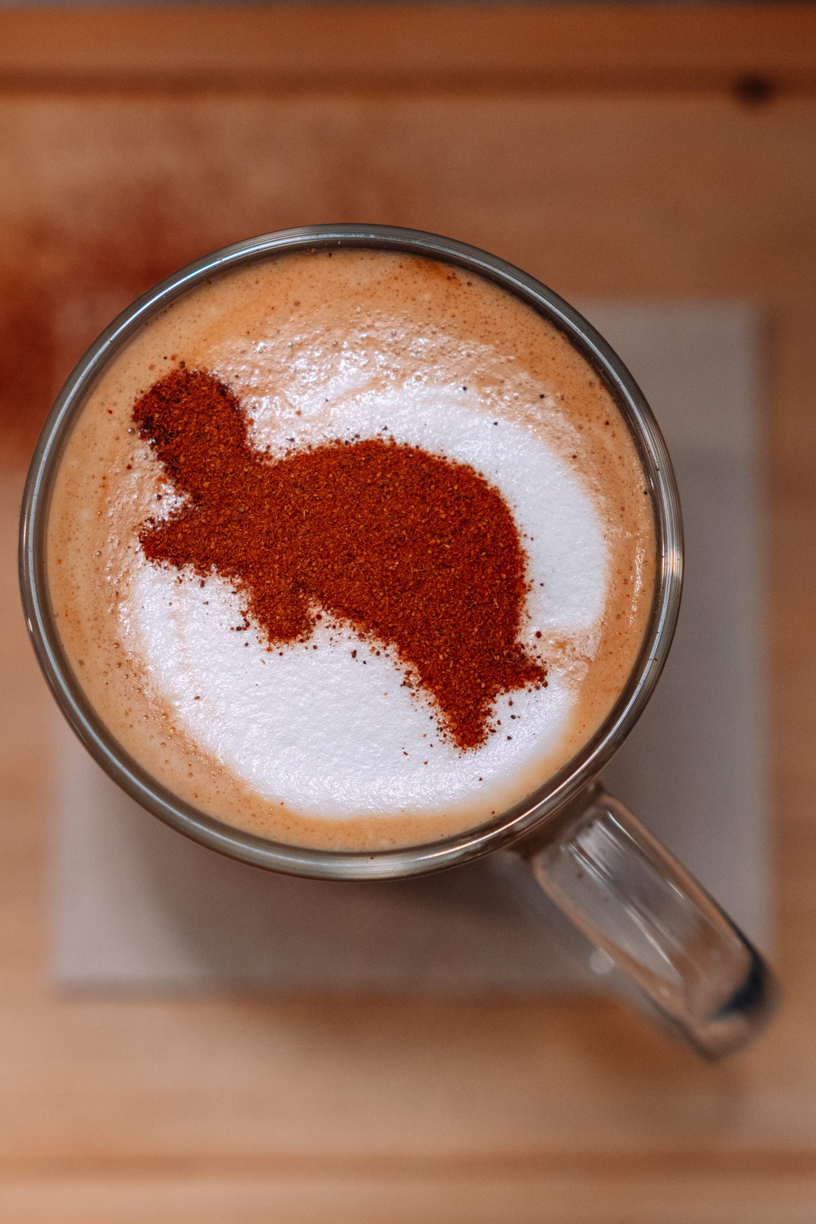 Latte con dibujo de cacao