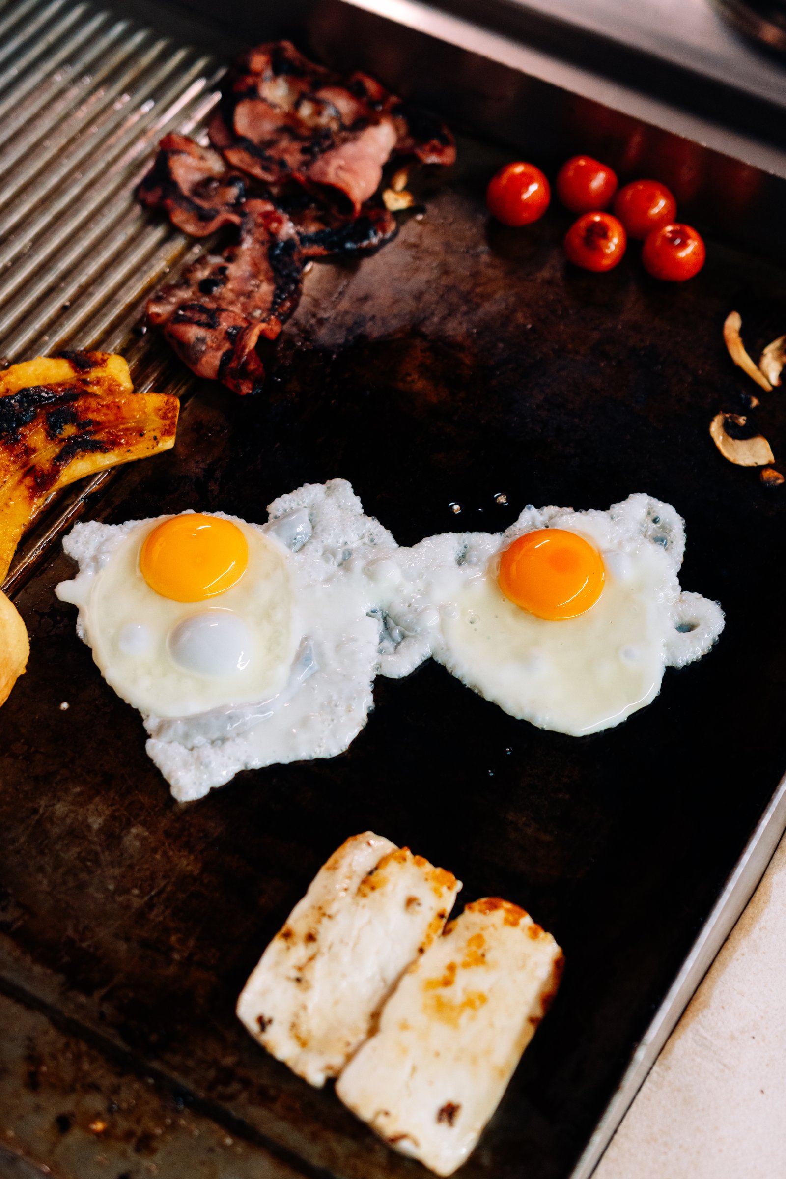 Huevos y bacon en una plancha
