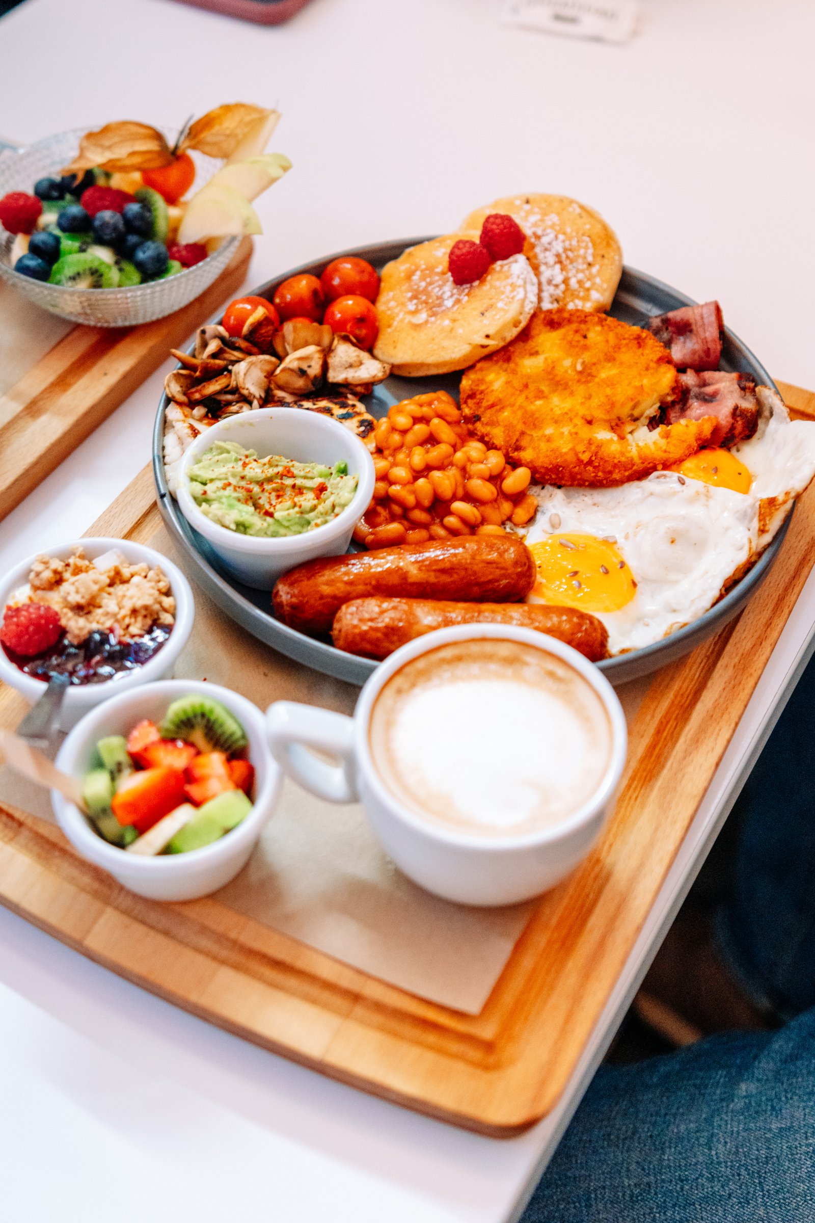 Desayuno variado servido en bandeja