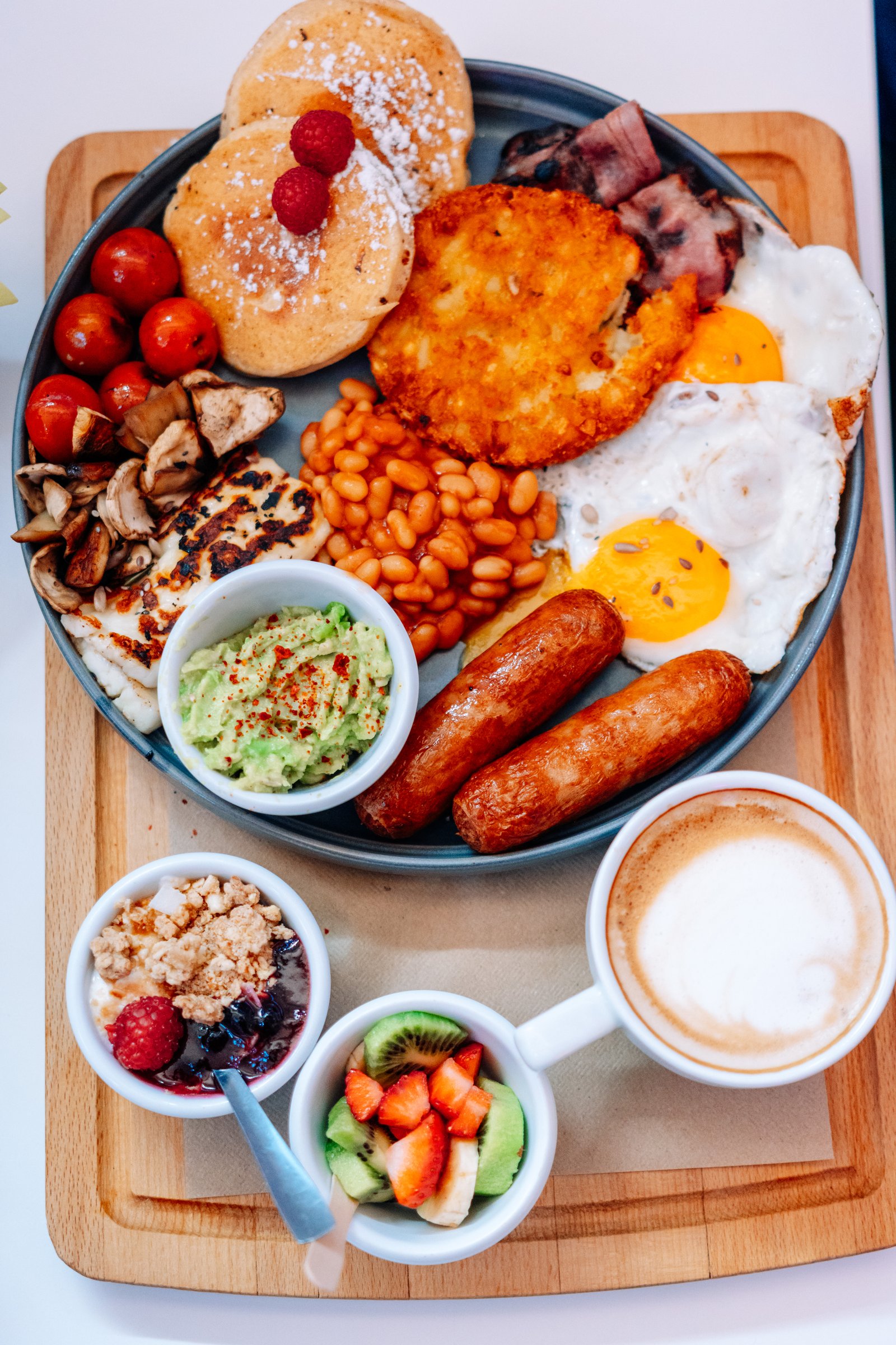 Bandeja con platos de desayuno y fruta