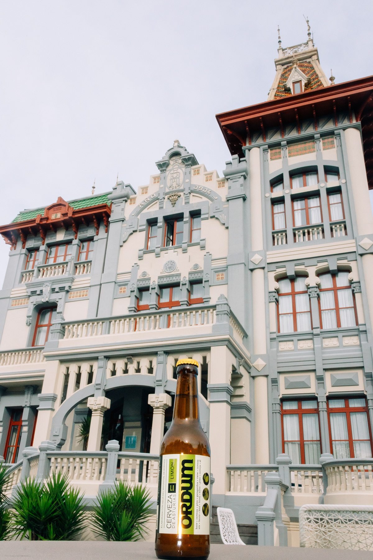 Ayalga x Ordum: botella de cerveza Ordum ante la fachada de un edificio histórico