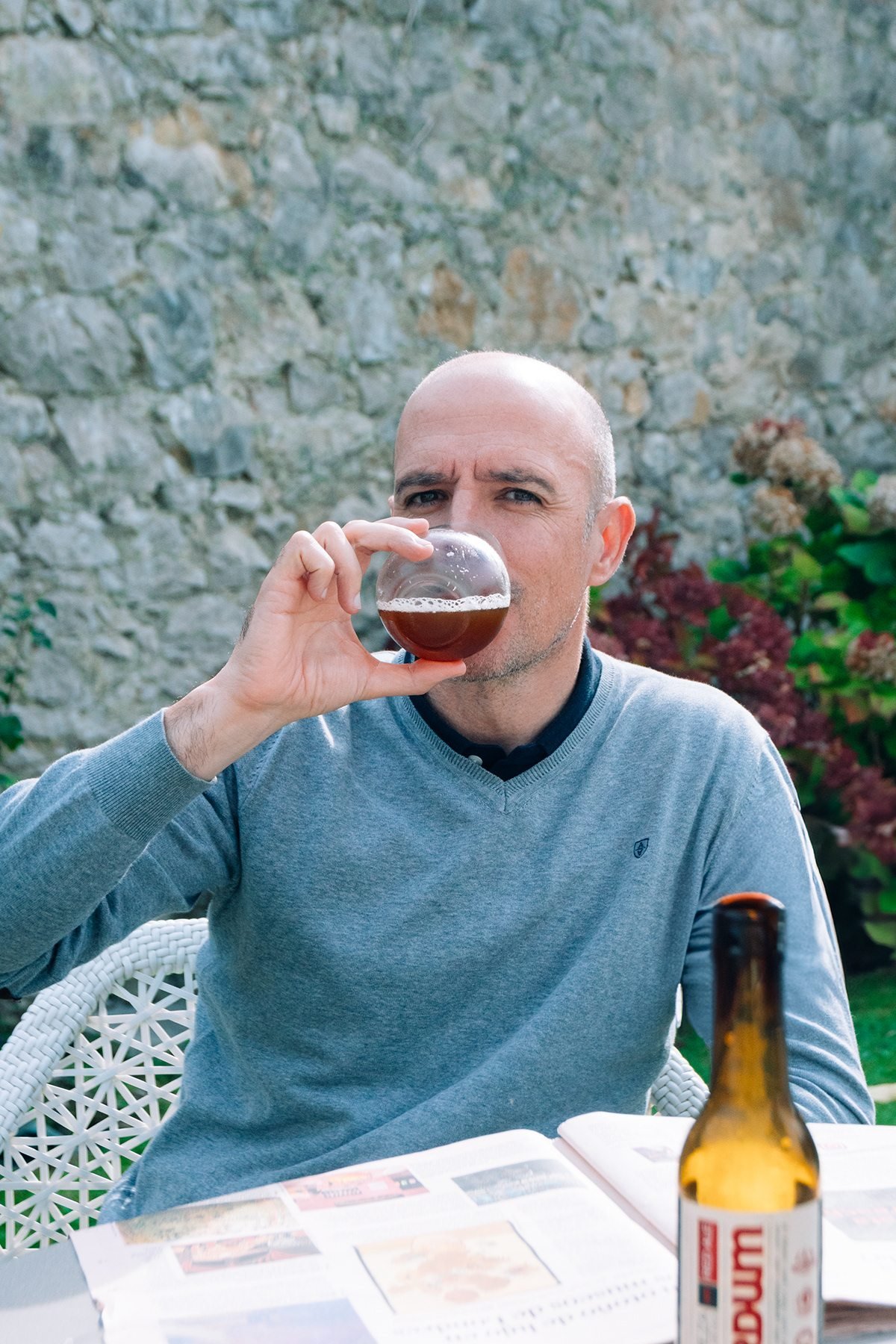 Ayalga x Ordum: hombre bebiendo cerveza en una terraza junto a una botella de Ordum