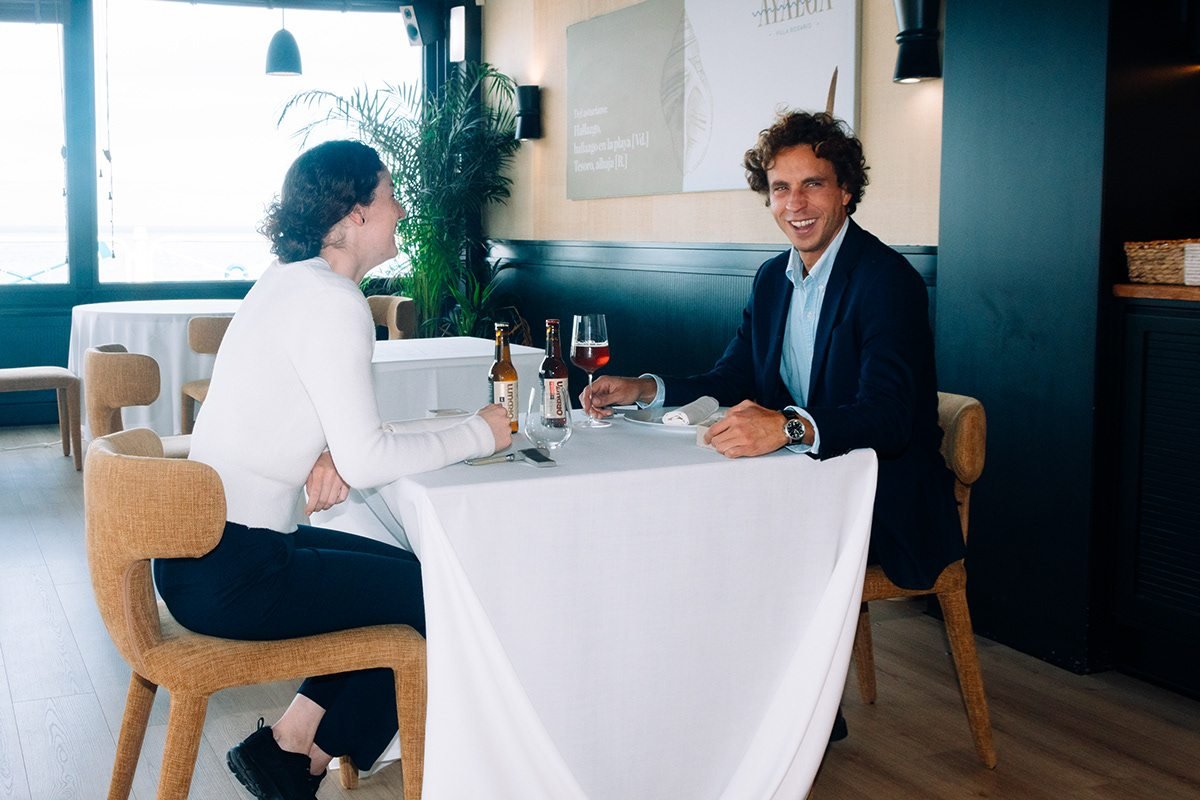 Ayalga x Ordum: dos personas conversando en una mesa del restaurante