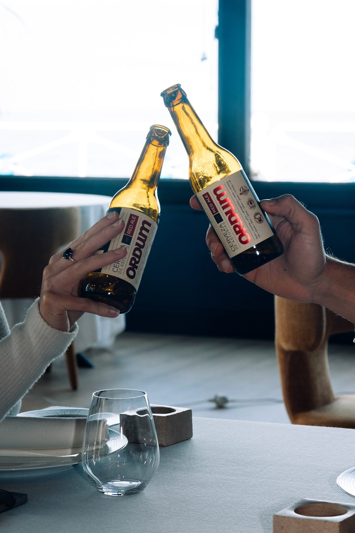 Ayalga x Ordum: brindis con dos botellas de cerveza