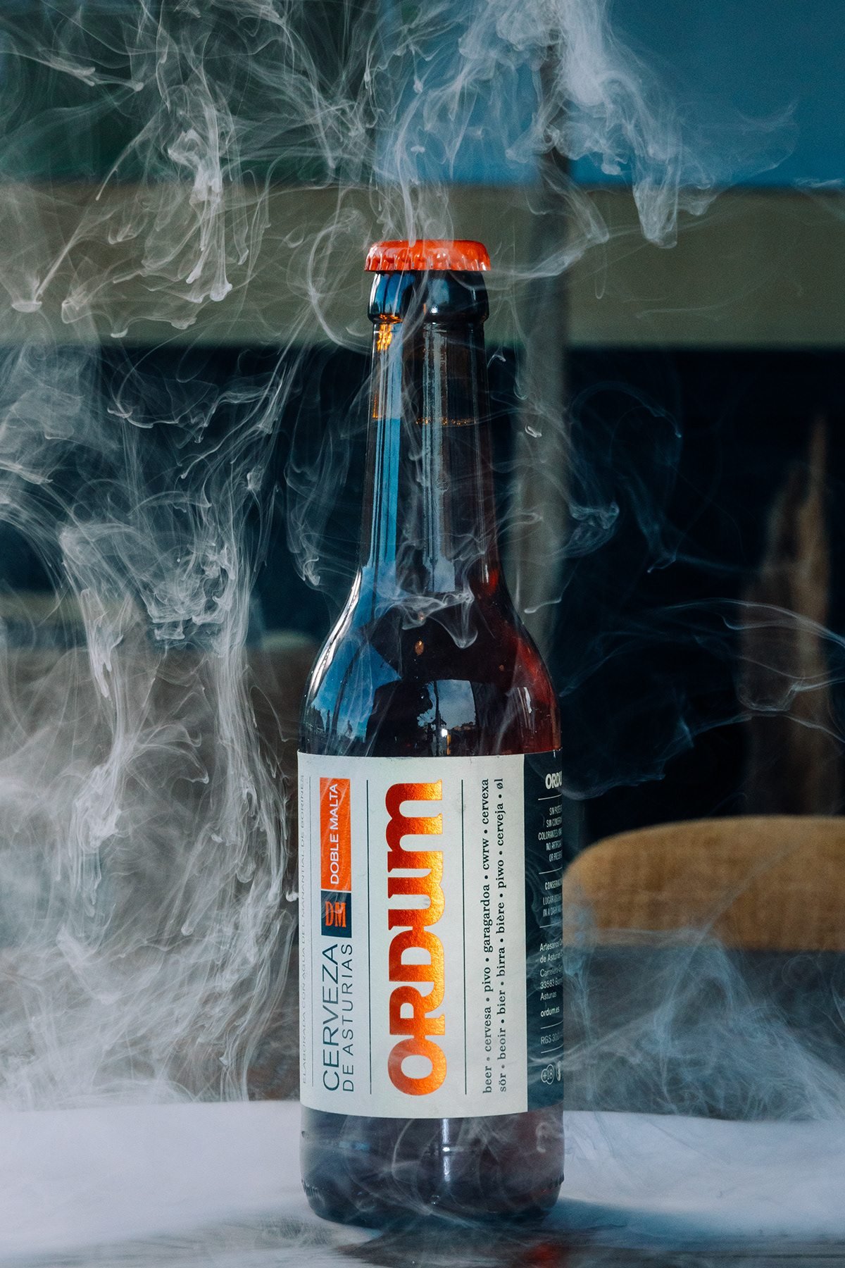 Ayalga x Ordum: botella de Ordum entre humo