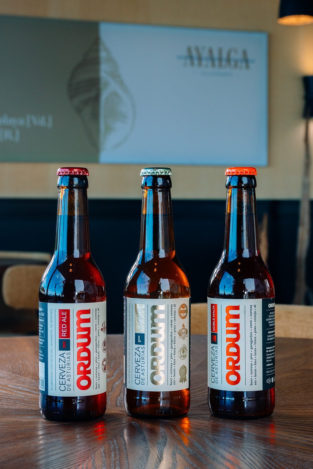Ayalga x Ordum: tres botellas de Ordum sobre una mesa con el rótulo de Ayalga al fondo