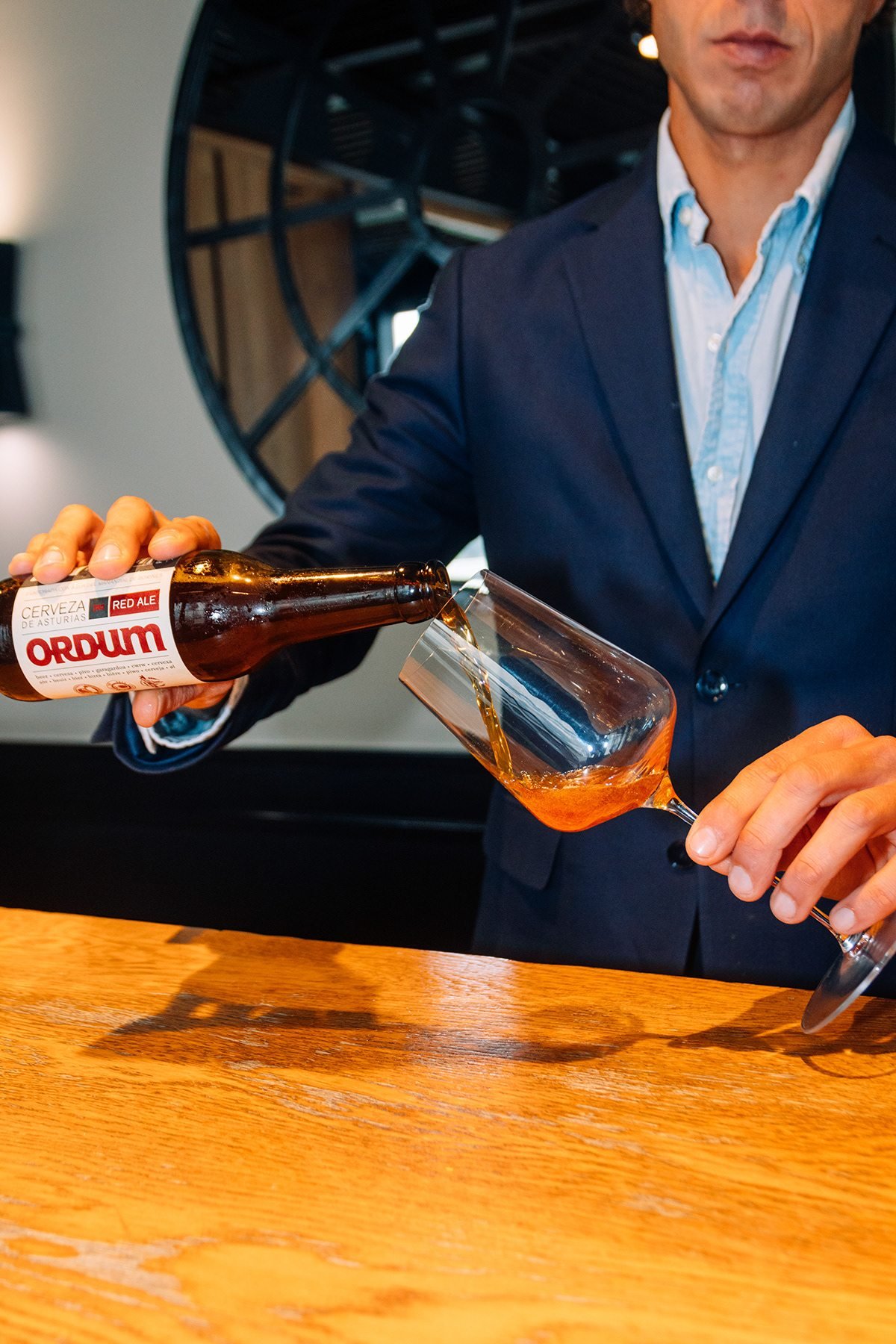 Ayalga x Ordum: hombre con americana sirviendo cerveza Ordum en una copa