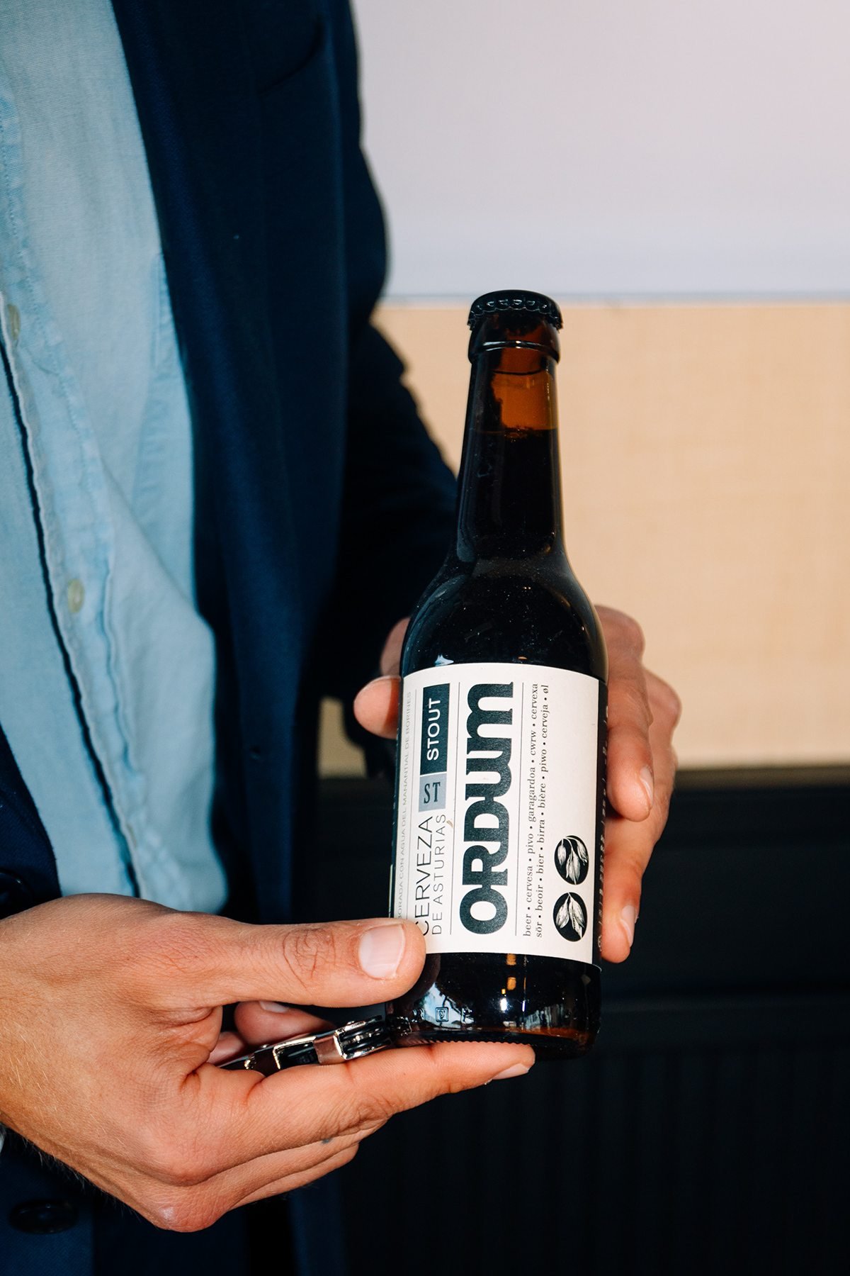 Ayalga x Ordum: hombre con americana sosteniendo una botella de Ordum