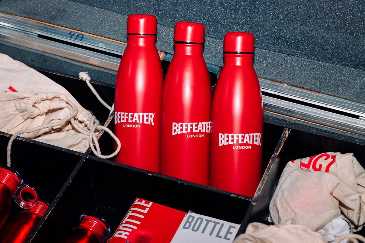Beefeater London: botellas térmicas rojas y bolsas de tela con la marca