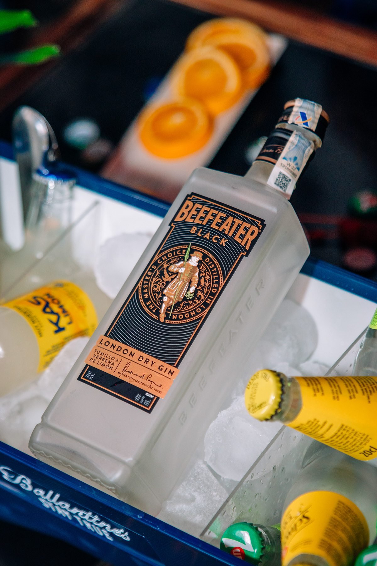 Beefeater London: botella en una cubitera con hielo y rodajas de naranja