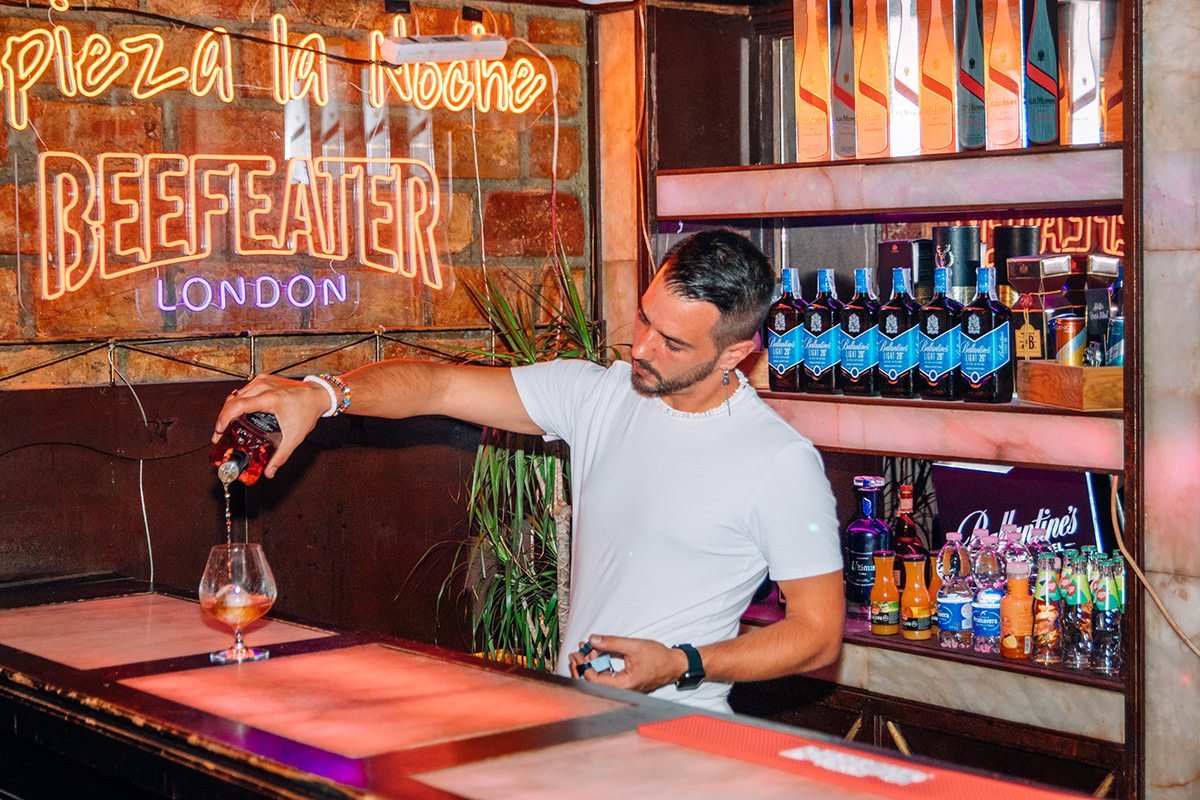 Beefeater London: camarero sirviendo una copa en la barra bajo el neón de la marca