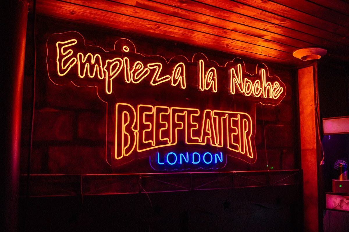 Beefeater London: neón «Empieza la noche» con el logotipo de la marca