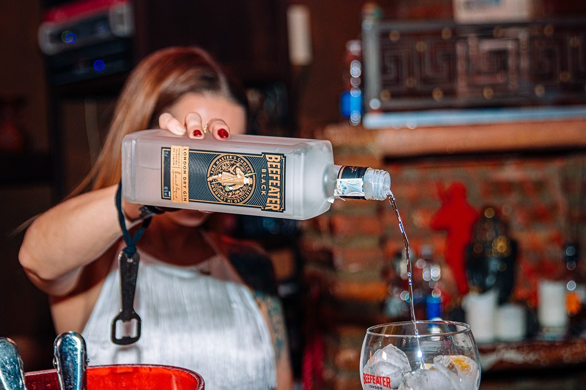 Beefeater London: mujer sirviendo de una botella de Beefeater en una copa