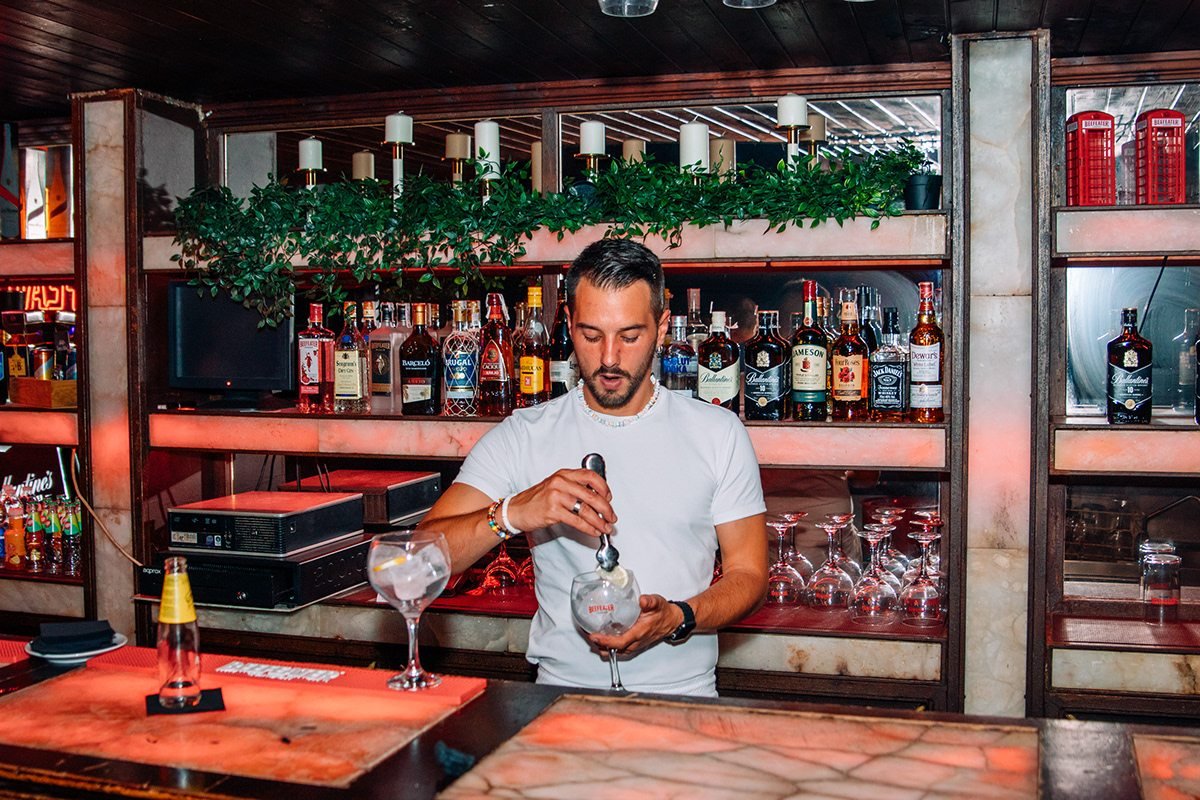 Beefeater London: camarero sonriente con una botella detrás de la barra