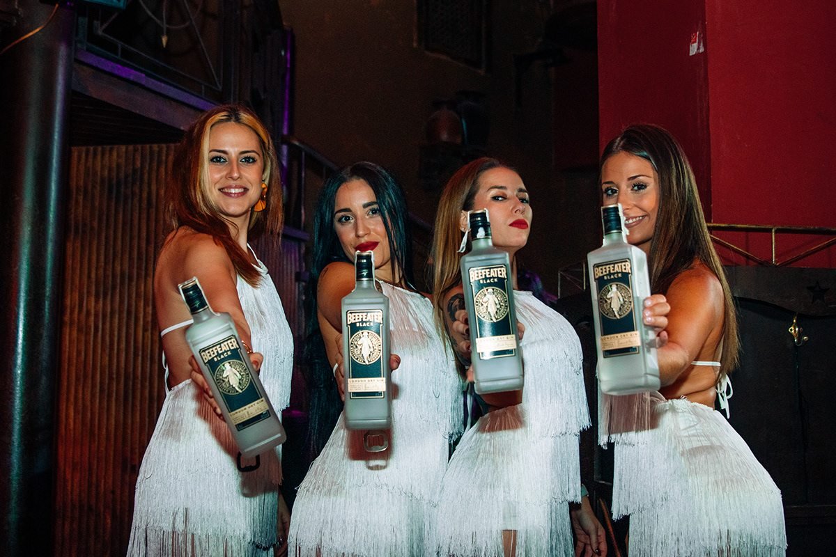 Beefeater London: cuatro mujeres con vestidos blancos posando con botellas