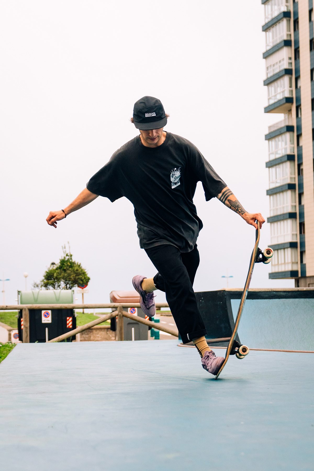 Gula: patinador con gorra haciendo un truco en un skatepark