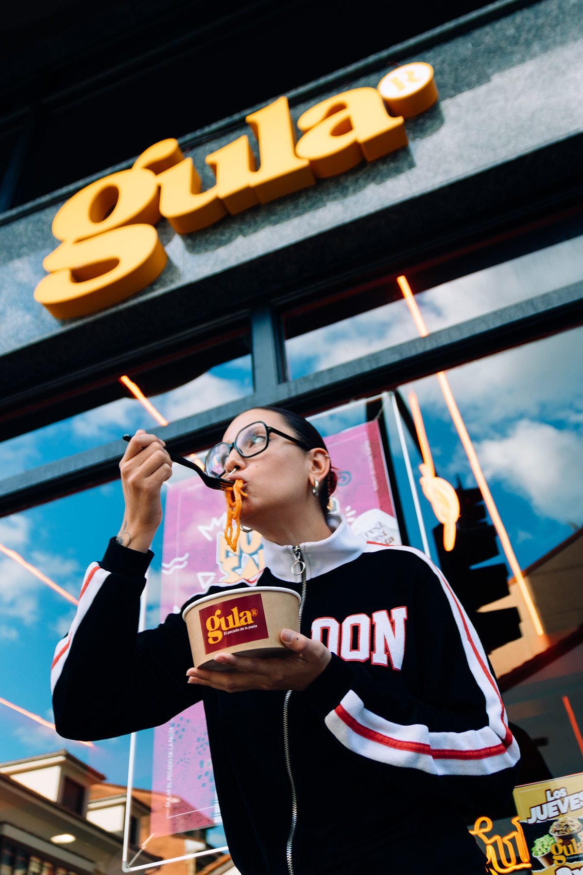 Gula: mujer con gafas comiendo de un bol bajo el rótulo de Gula