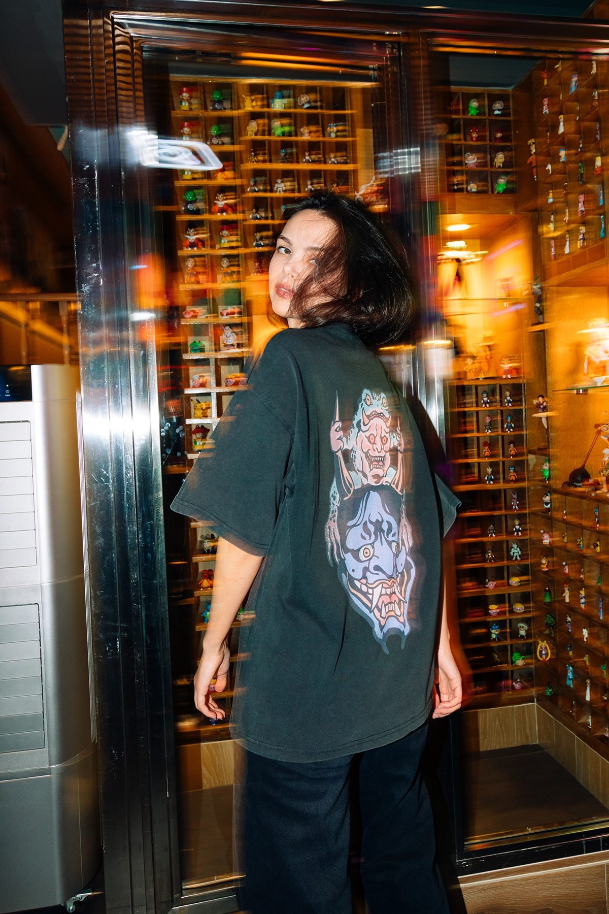 Incubu Clothing: modelo de espaldas con camiseta estampada mirando por encima del hombro