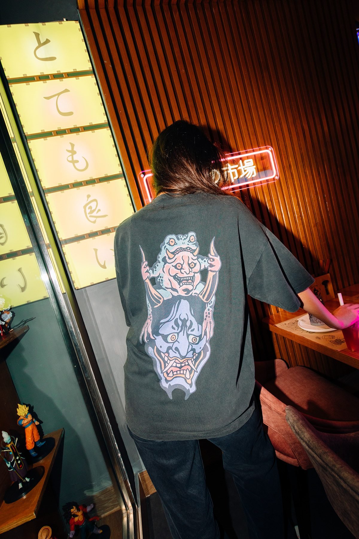 Incubu Clothing: espalda de camiseta oscura con estampado de una máscara