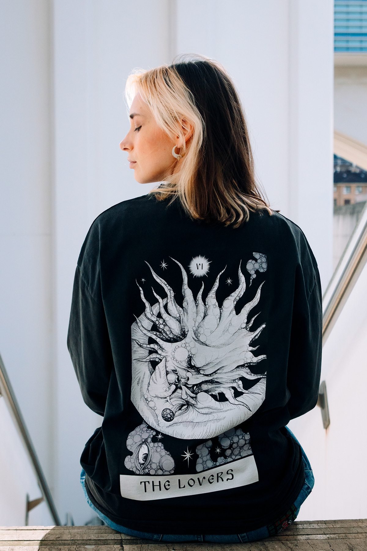 Incubu Clothing: espalda de camiseta negra con estampado «The Lovers»