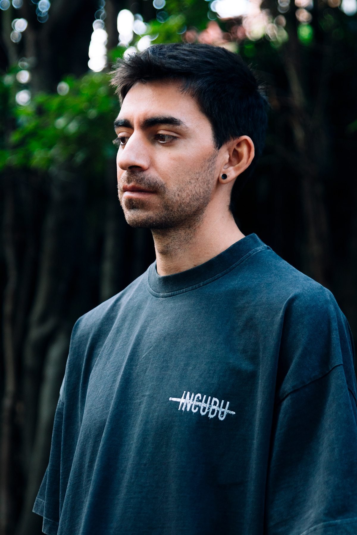 Incubu Clothing: retrato de modelo con camiseta con el logotipo de Incubu