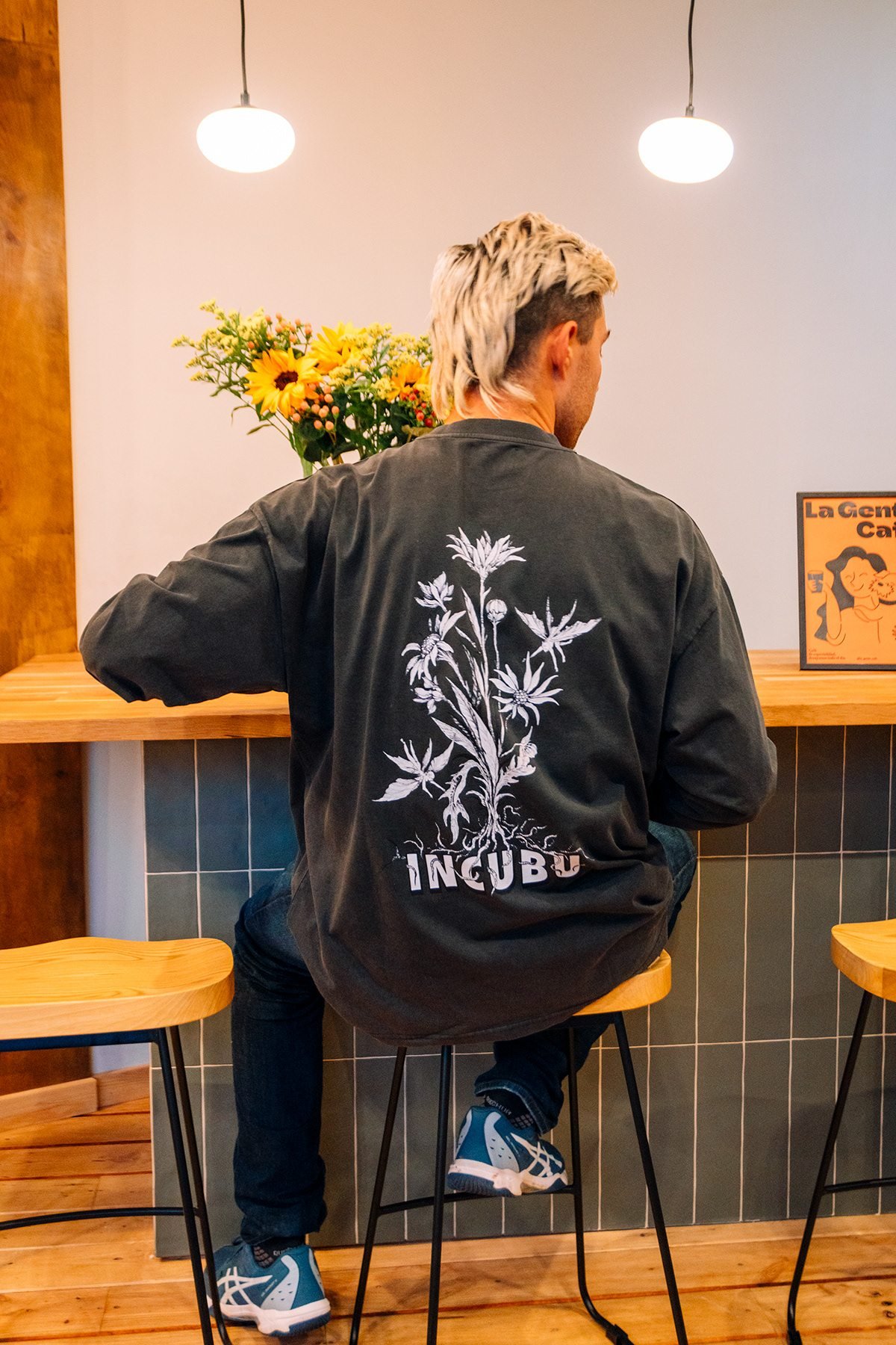 Incubu Clothing: espalda de sudadera con estampado floral y logotipo de Incubu