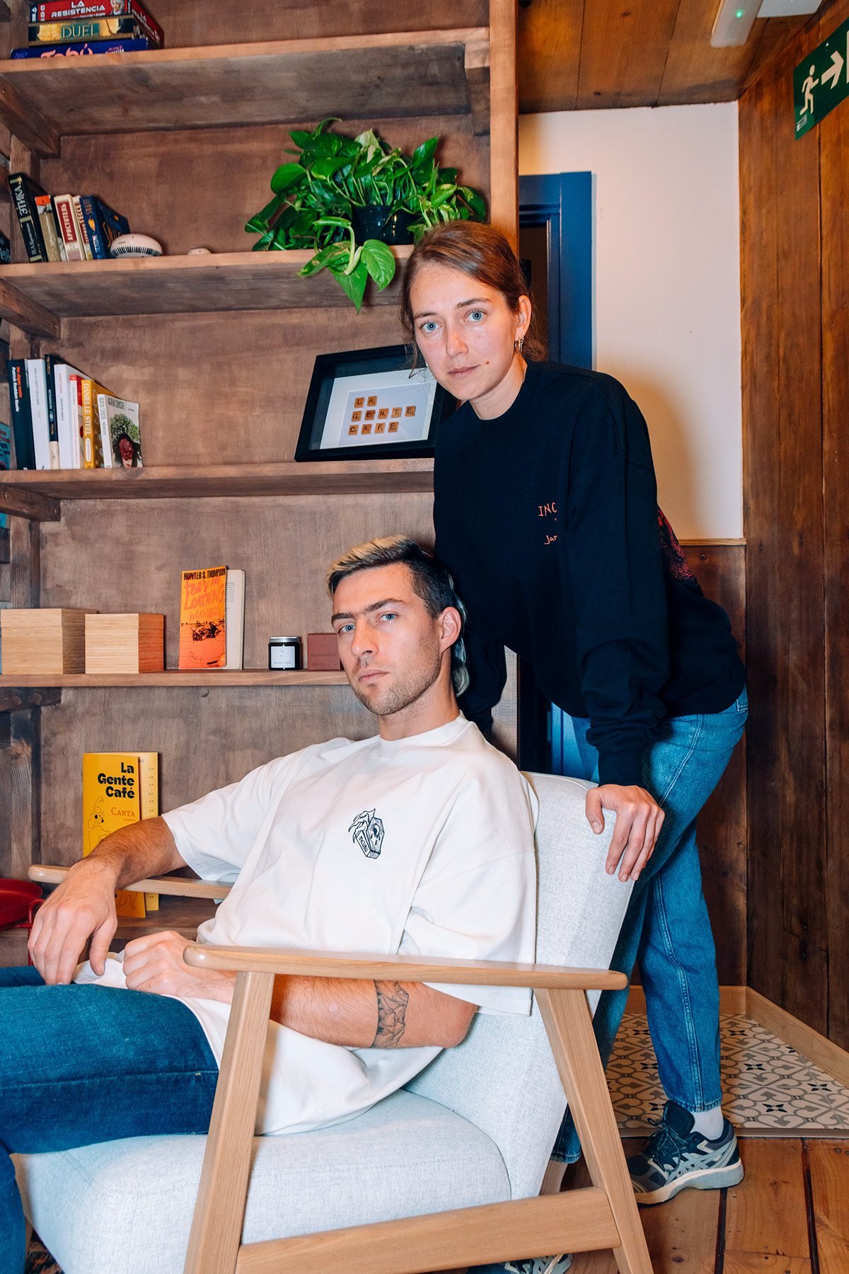 Incubu Clothing: dos modelos posando en un sillón junto a una estantería