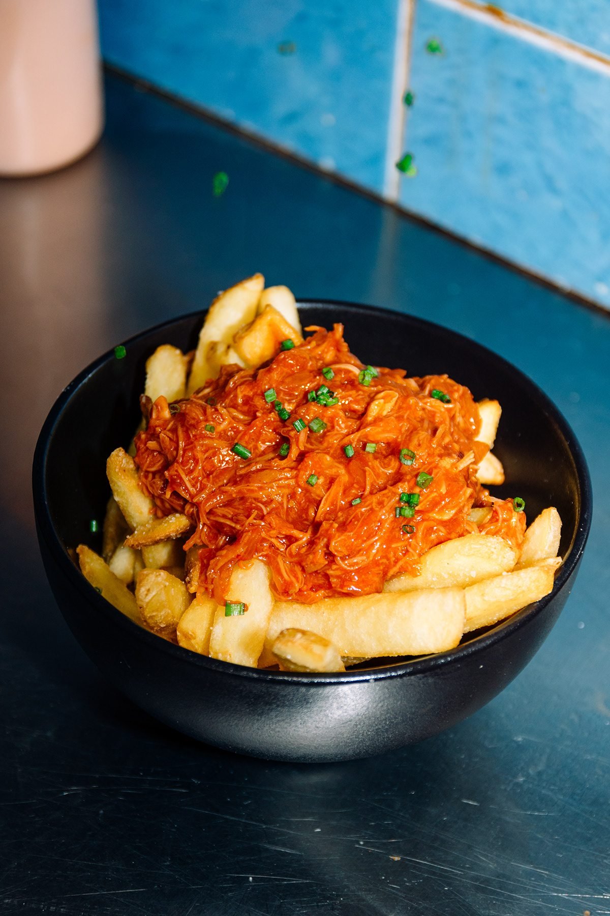Mr Kong: bol de patatas fritas con carne desmechada en salsa