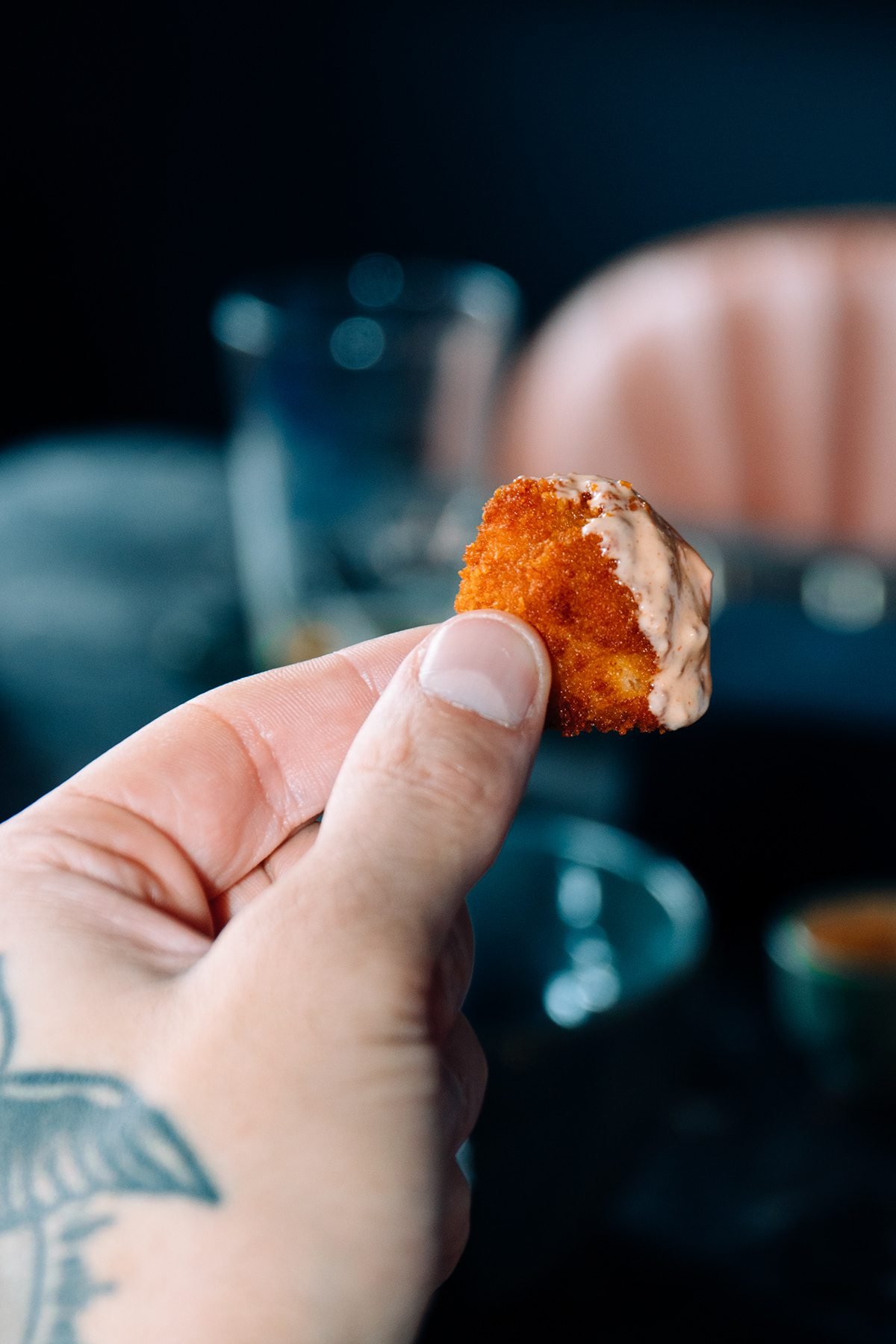 Mr Kong: mano sujetando un bocado frito rebozado
