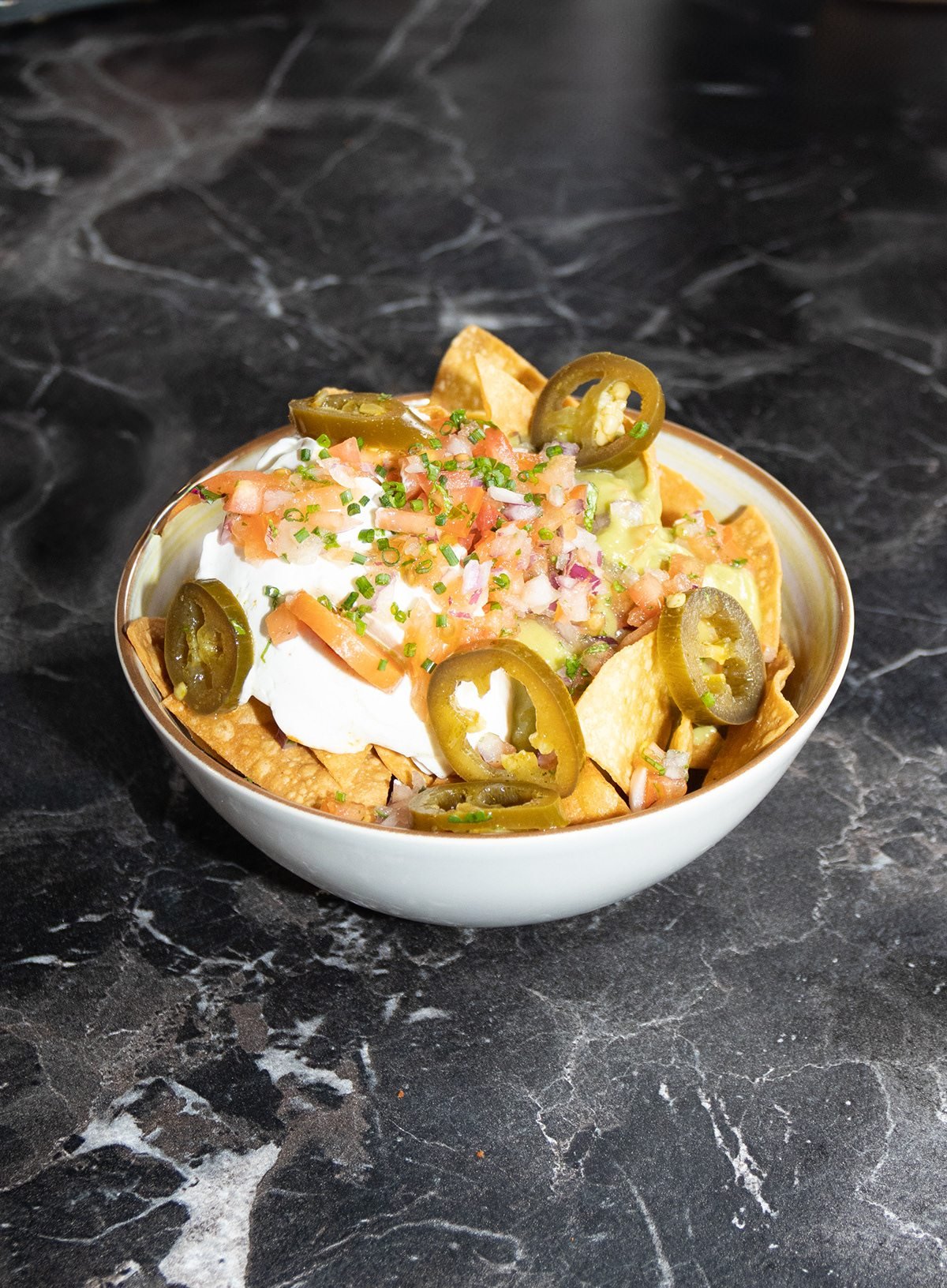 Mr Kong: bol de nachos con jalapeños, salsa y crema