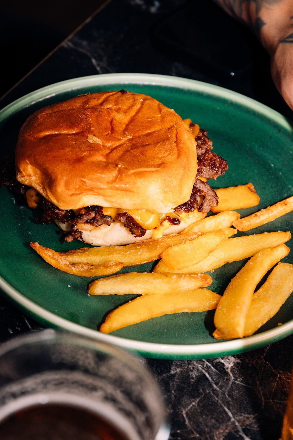 Mr Kong: hamburguesa con patatas fritas en un plato verde