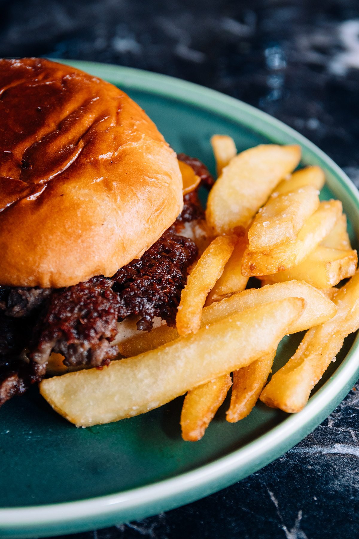 Mr Kong: detalle de hamburguesa con patatas fritas
