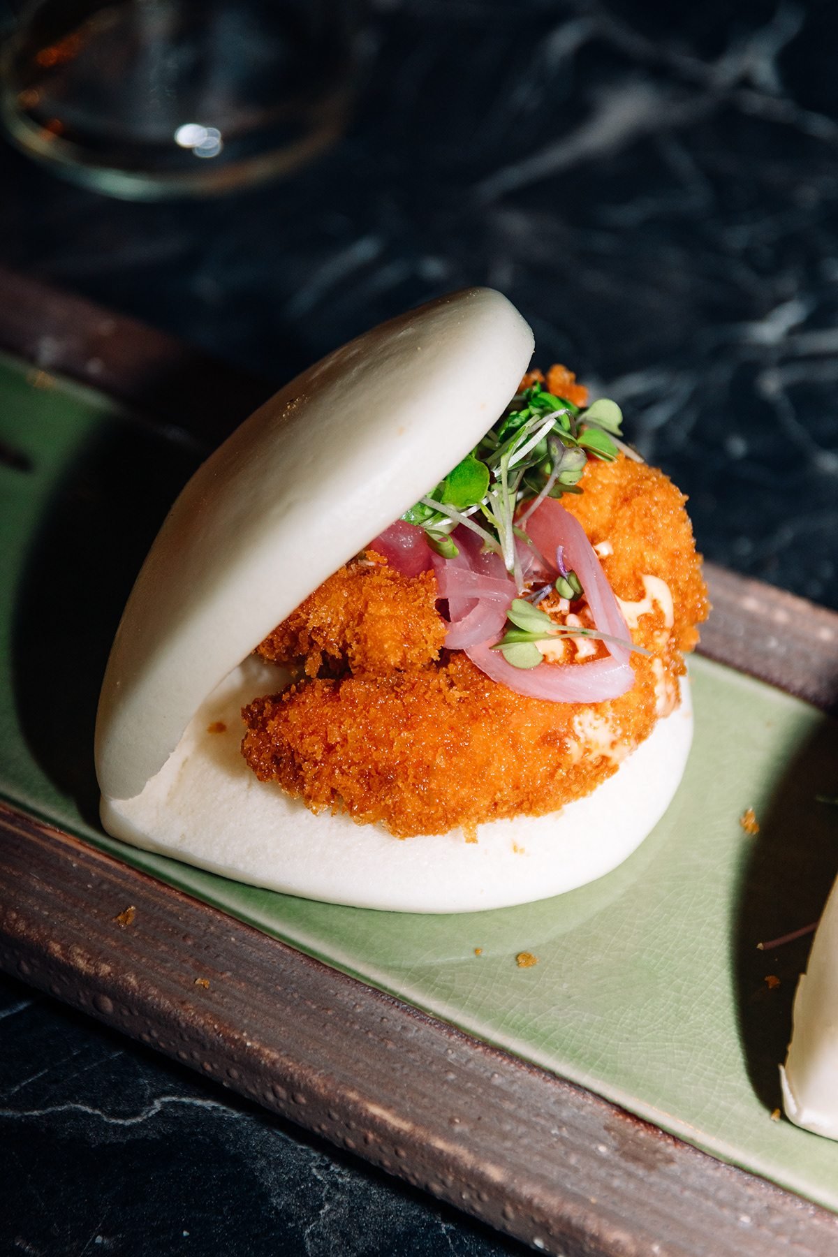 Mr Kong: pan bao relleno de rebozado con cebolla morada y brotes