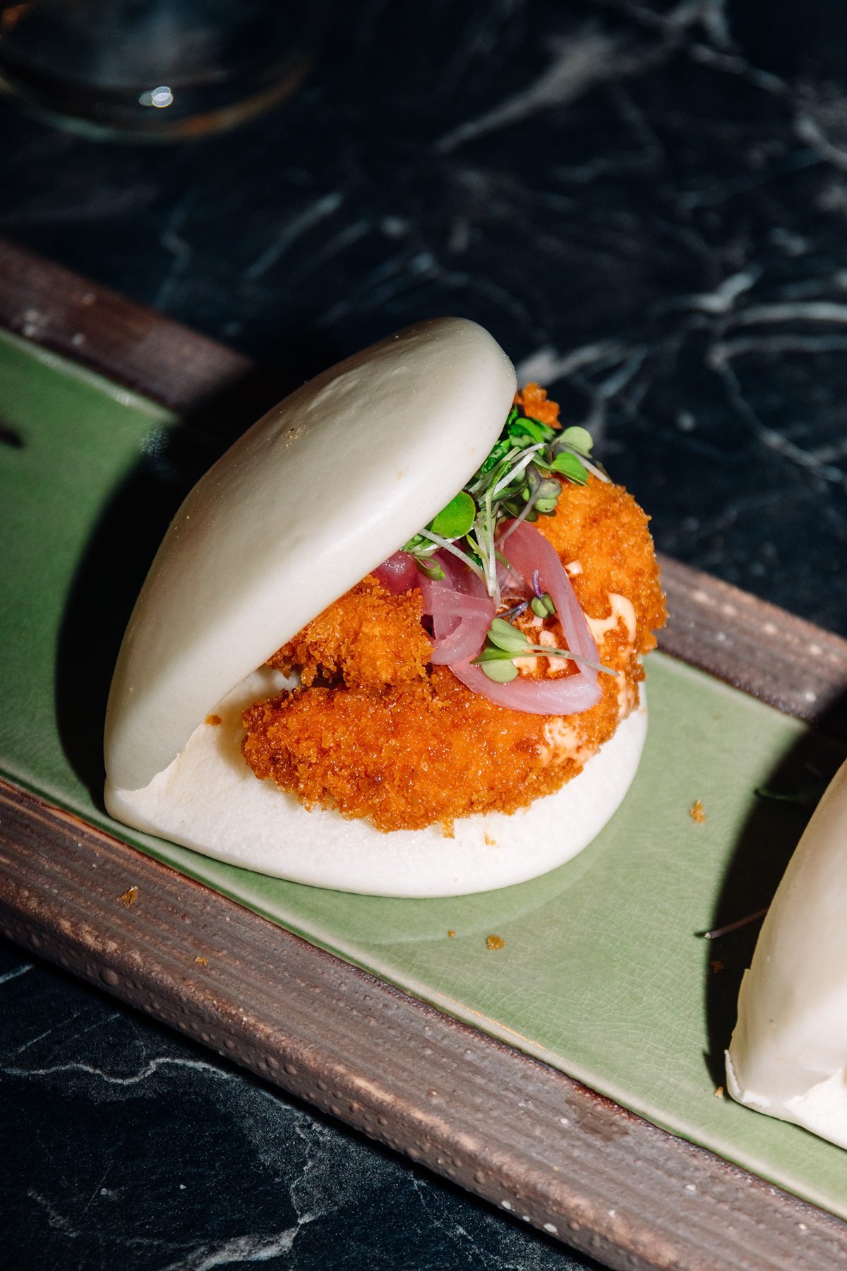 Mr Kong: panes bao rellenos sobre una tabla alargada