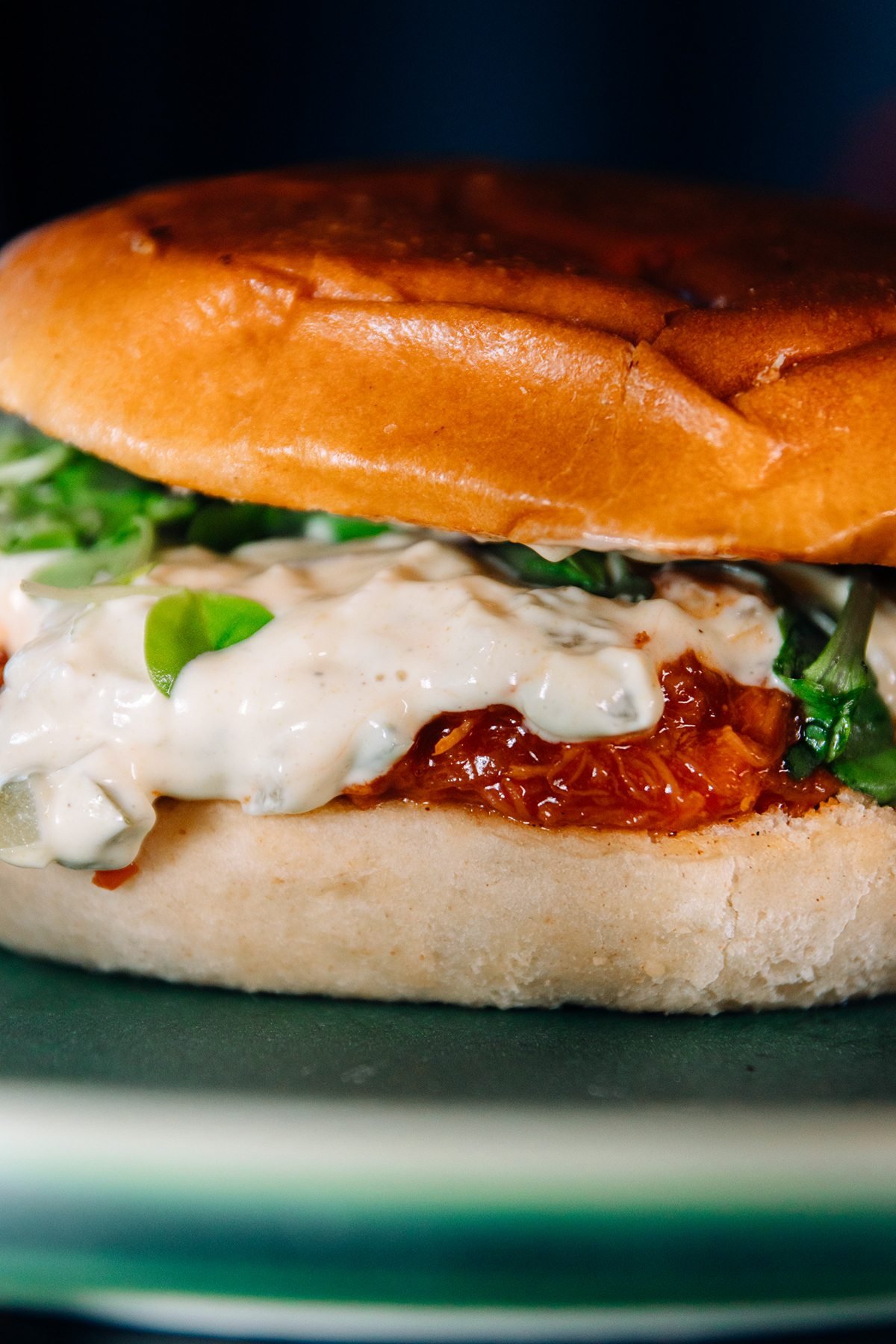 Mr Kong: detalle de un bocadillo con salsa blanca y salsa roja