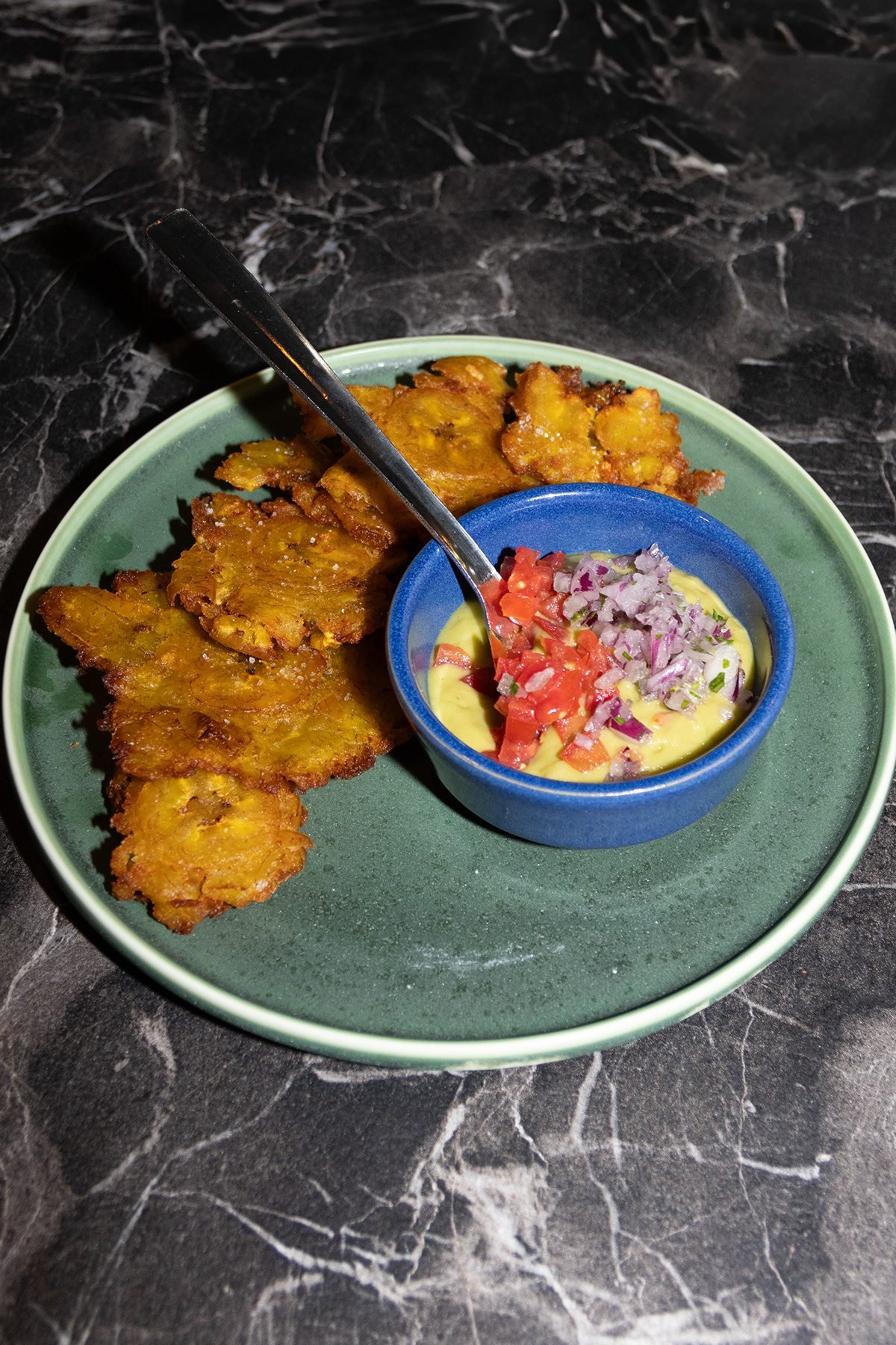 Mr Kong: plato de rodajas fritas con un bol de salsa