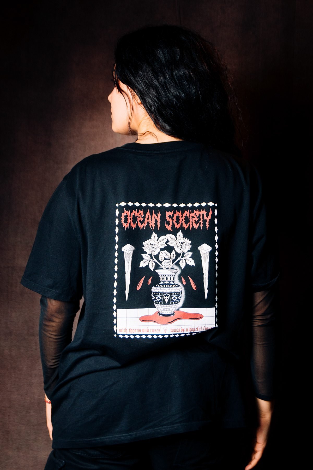Ocean Society: espalda de camiseta negra con estampado de Ocean Society