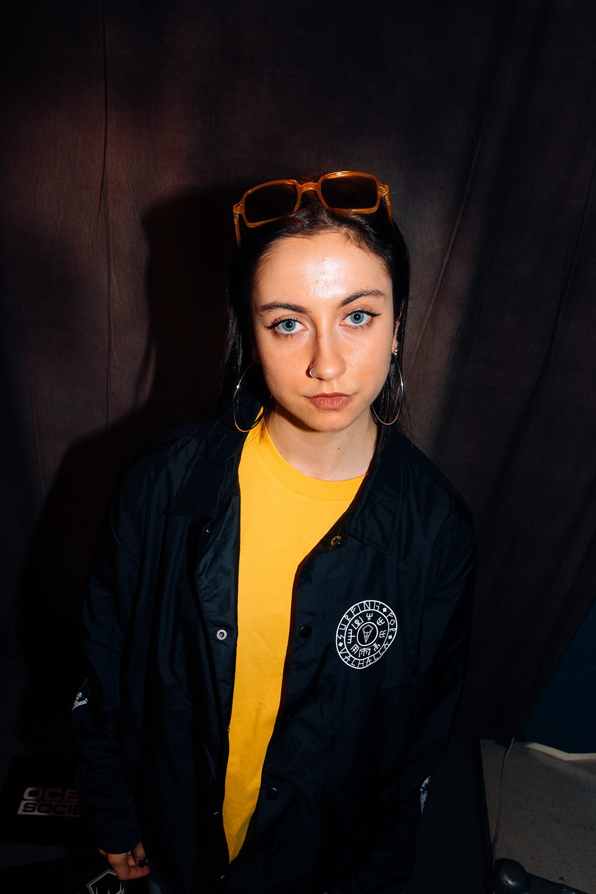 Ocean Society: retrato de modelo con chaqueta negra y camiseta amarilla