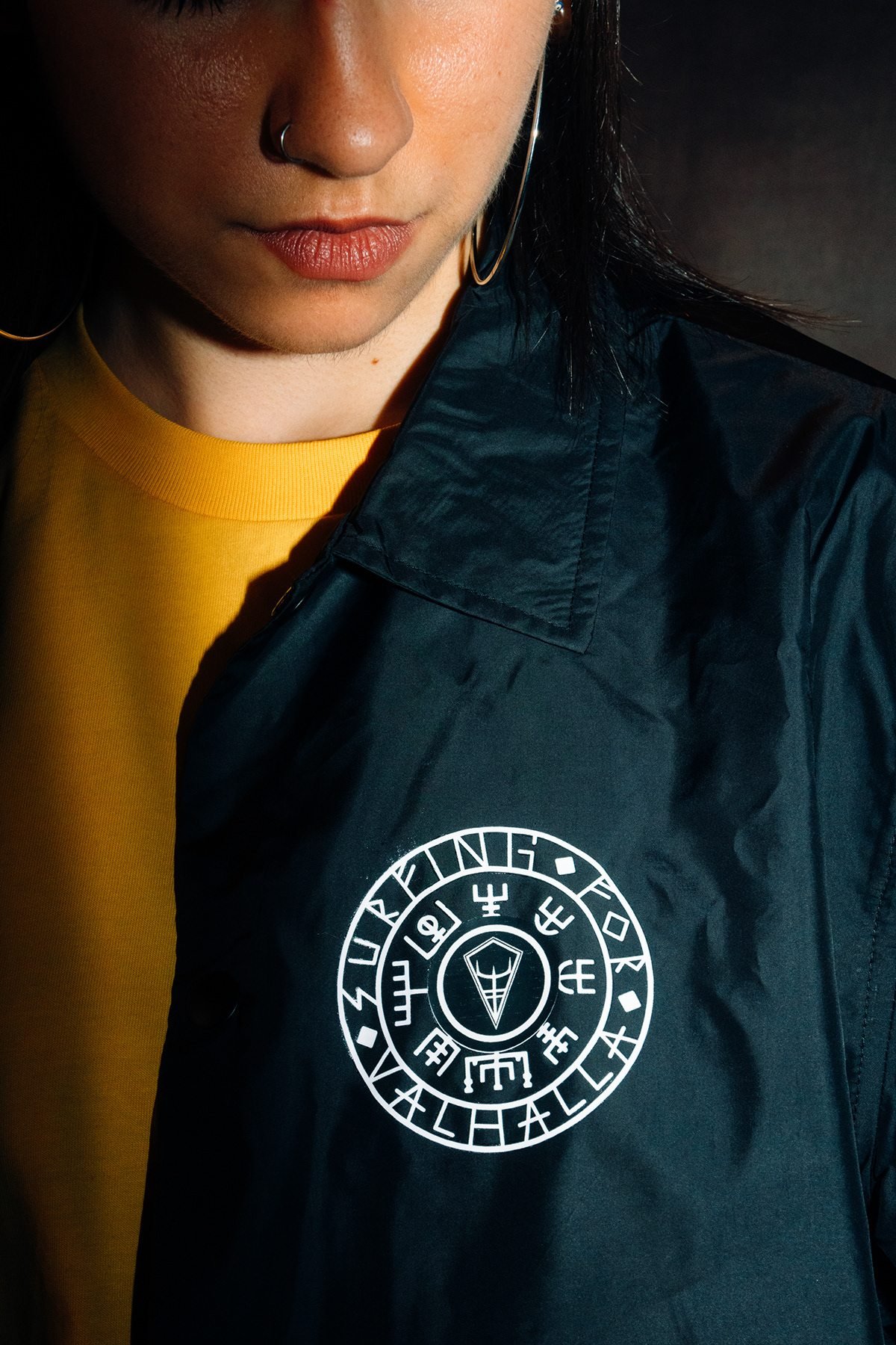 Ocean Society: detalle del logotipo circular en una chaqueta negra