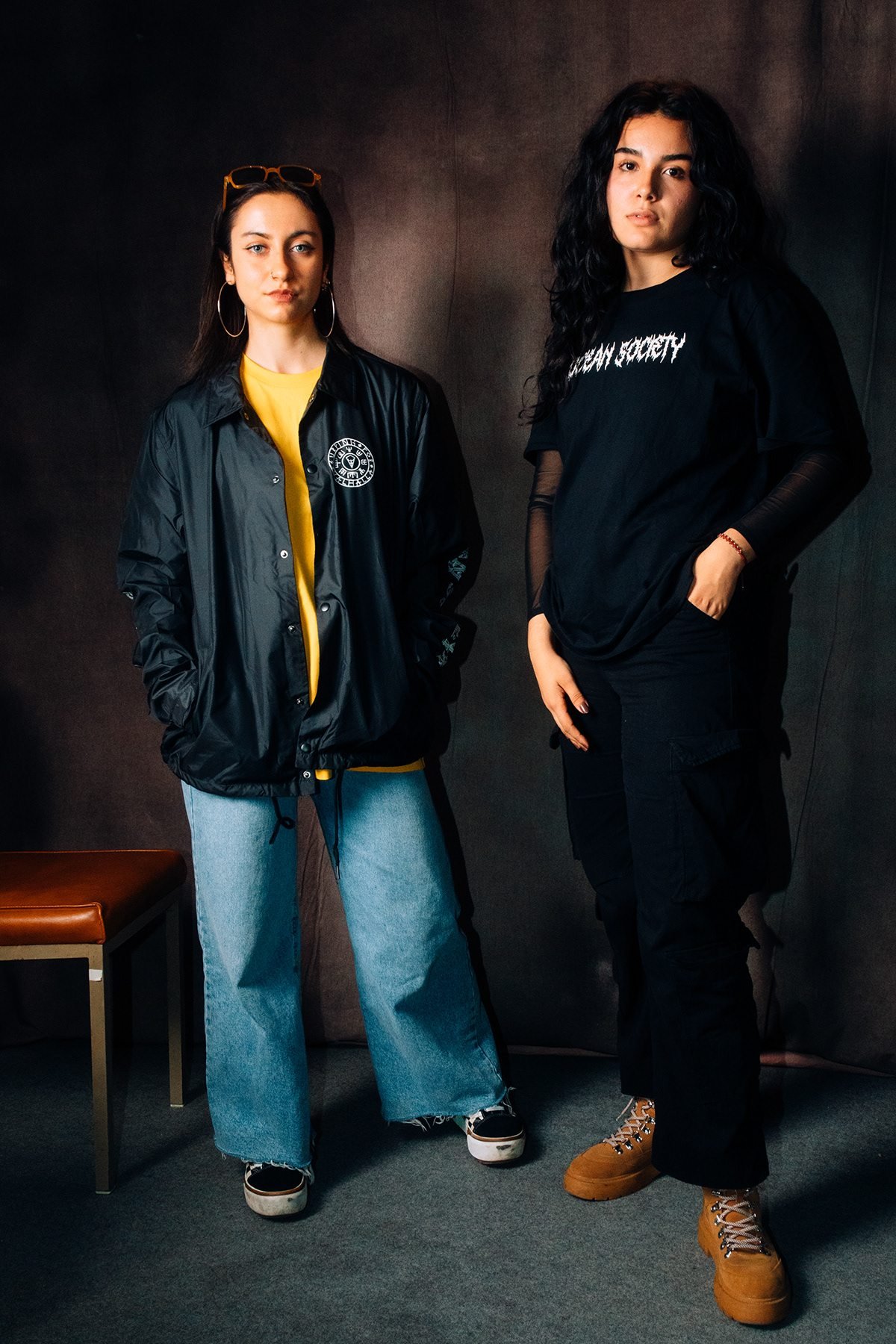 Ocean Society: dos modelos posando con ropa de la marca en el estudio