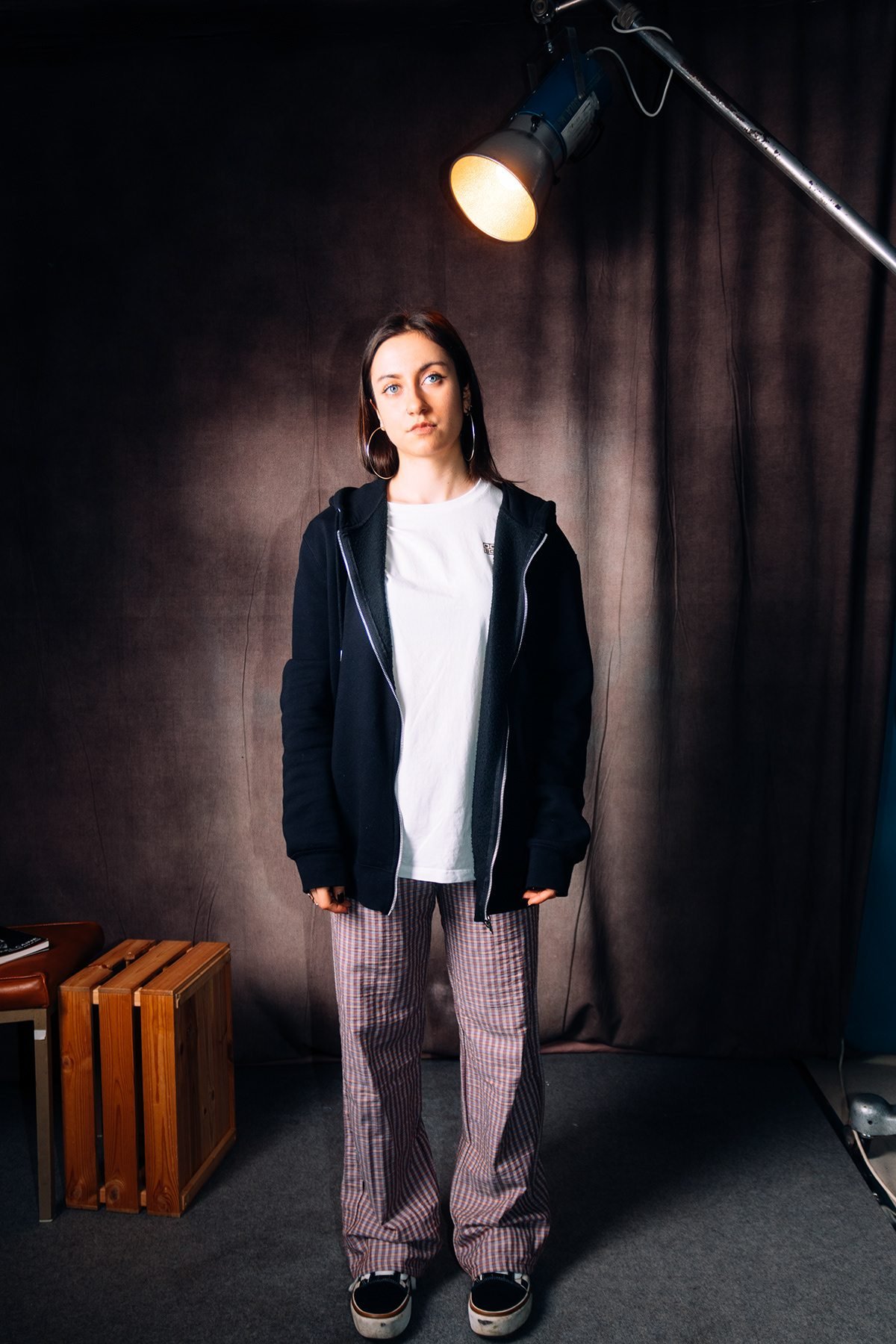 Ocean Society: modelo con sudadera negra con cremallera y pantalón de rayas