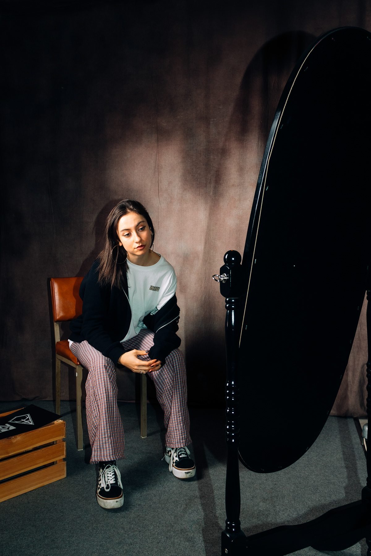 Ocean Society: modelo sentada junto a un espejo redondo en el estudio